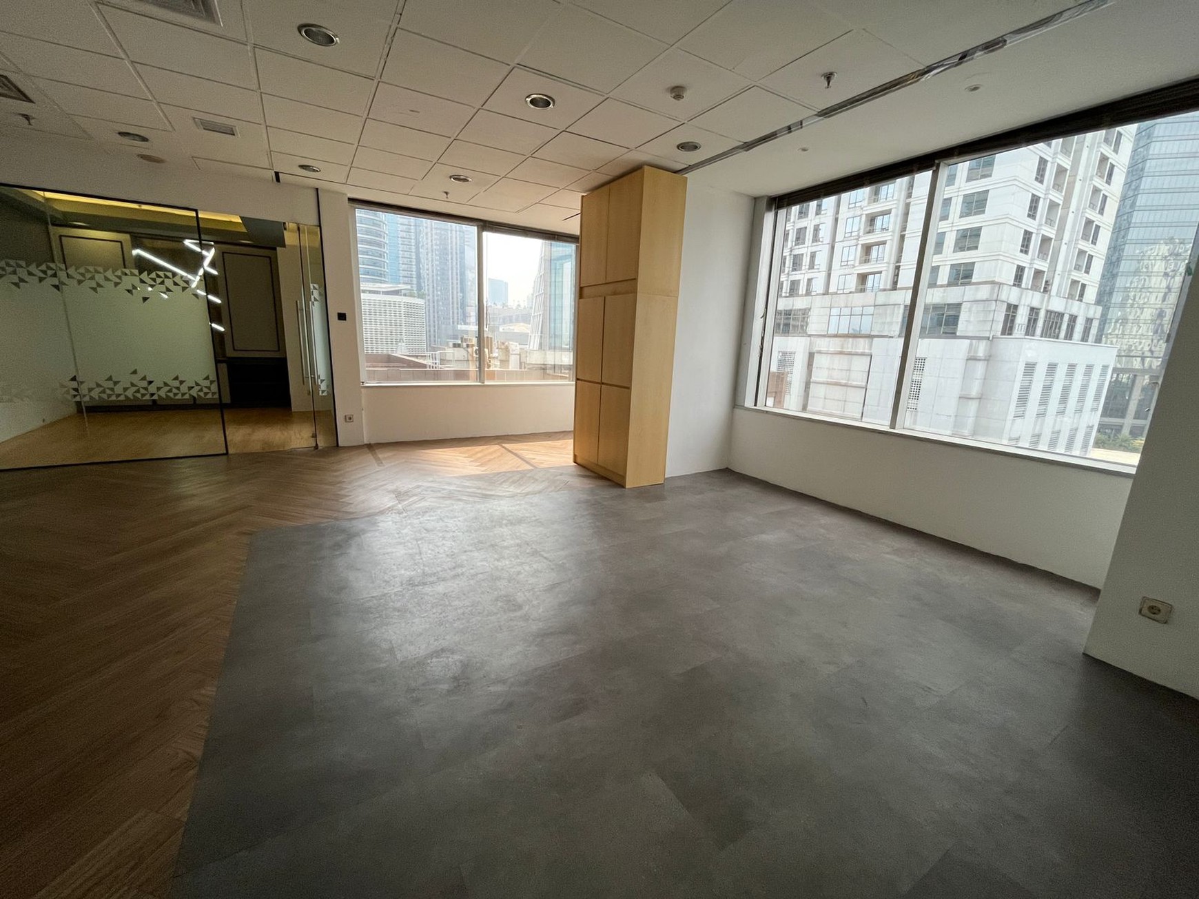 DISEWAKAN RUANG KANTOR EKSKLUSIF 300m2 SEMI FURNISHED - MENARA SUDIRMAN, JAKARTA PUSAT