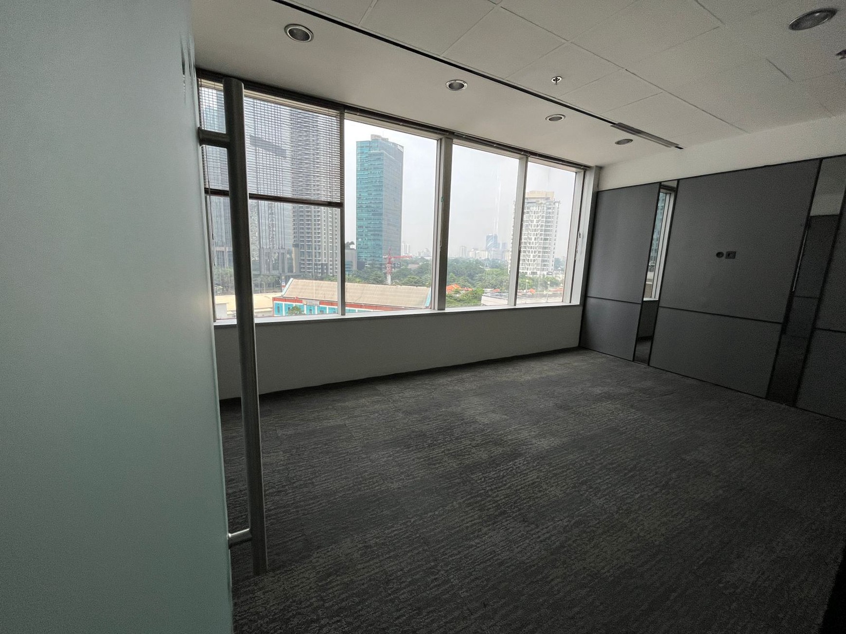 DISEWAKAN RUANG KANTOR EKSKLUSIF 300m2 SEMI FURNISHED - MENARA SUDIRMAN, JAKARTA PUSAT