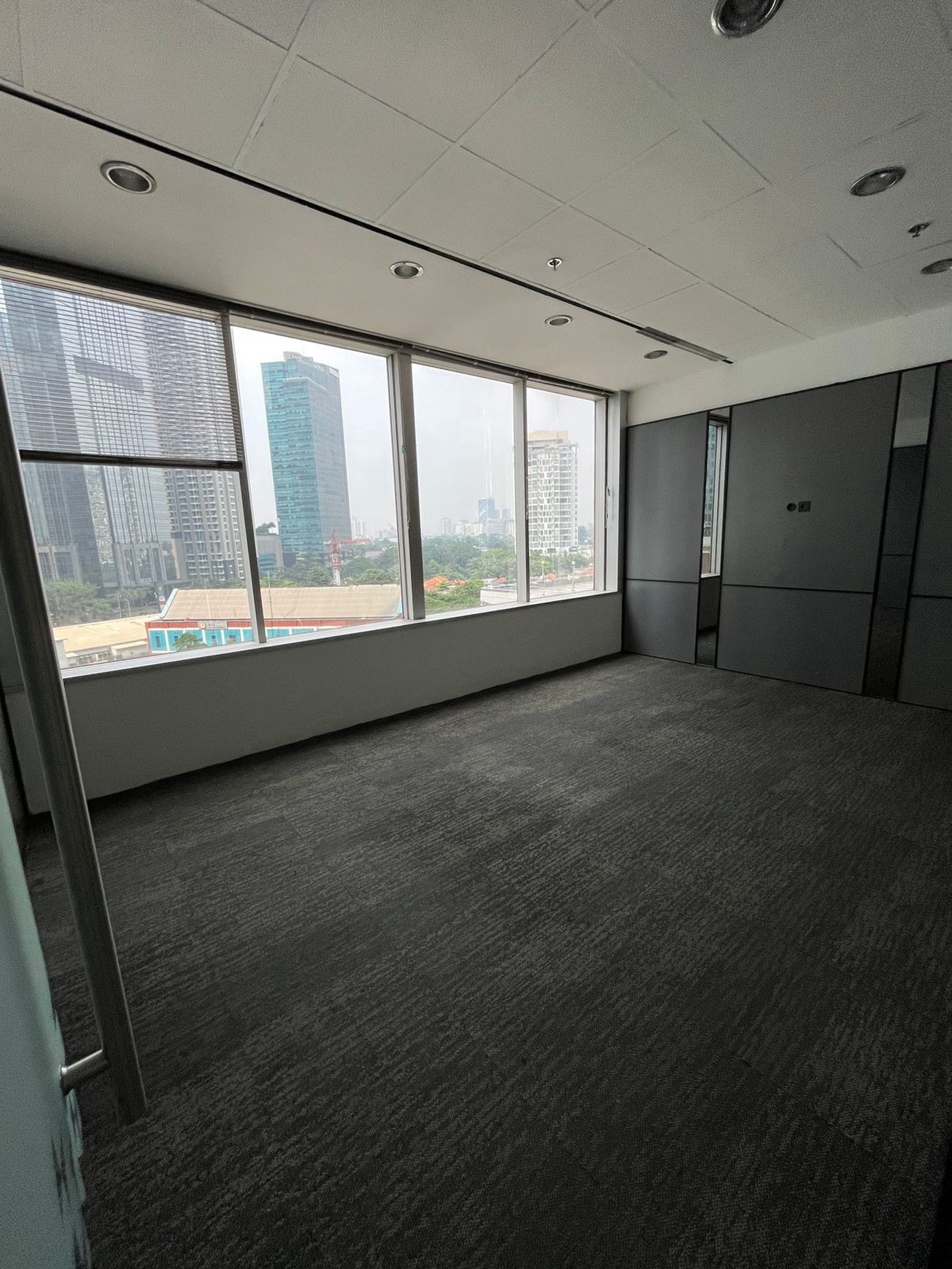 DISEWAKAN RUANG KANTOR EKSKLUSIF 300m2 SEMI FURNISHED - MENARA SUDIRMAN, JAKARTA PUSAT