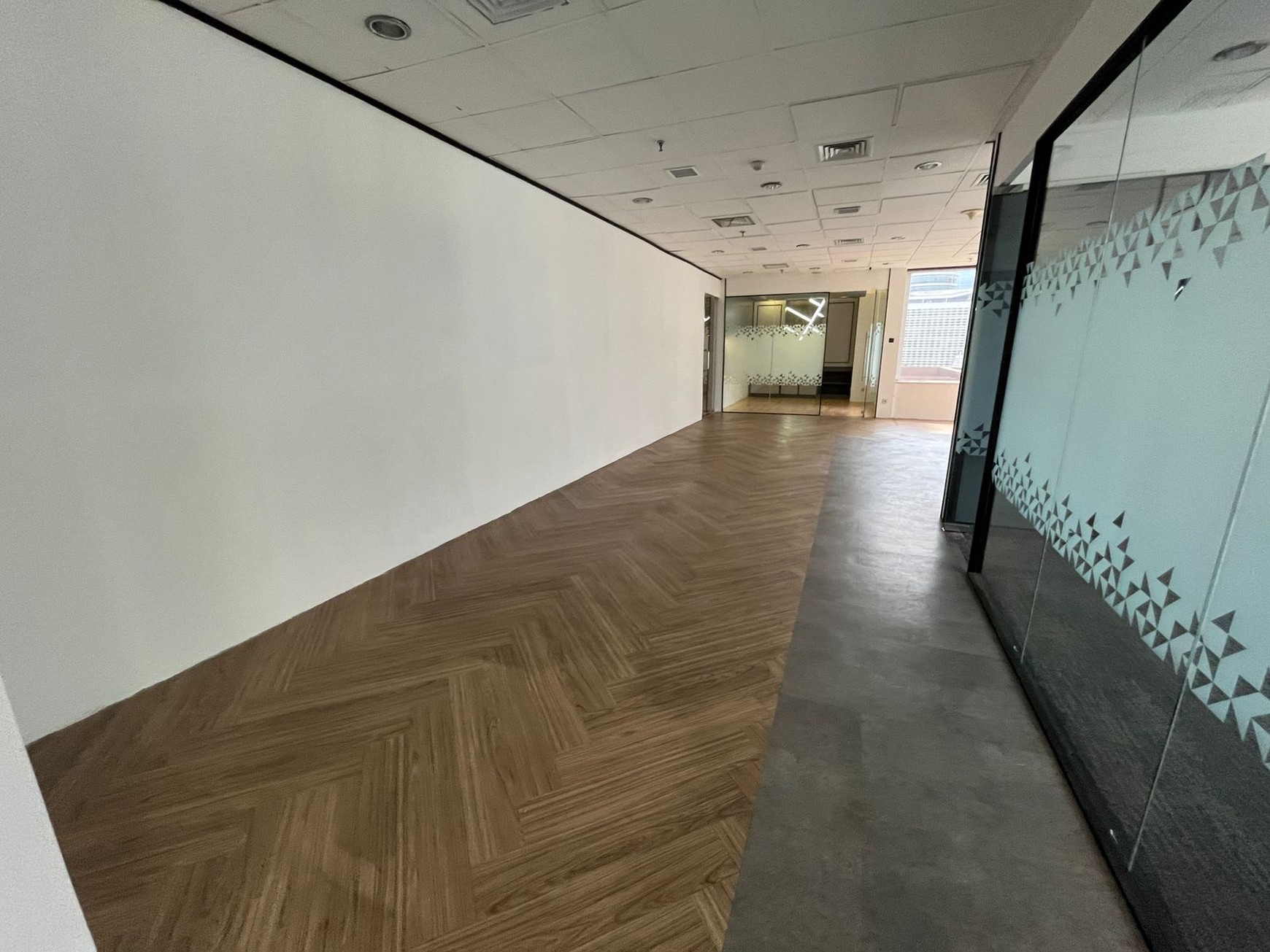 DISEWAKAN RUANG KANTOR EKSKLUSIF 300m2 SEMI FURNISHED - MENARA SUDIRMAN, JAKARTA PUSAT