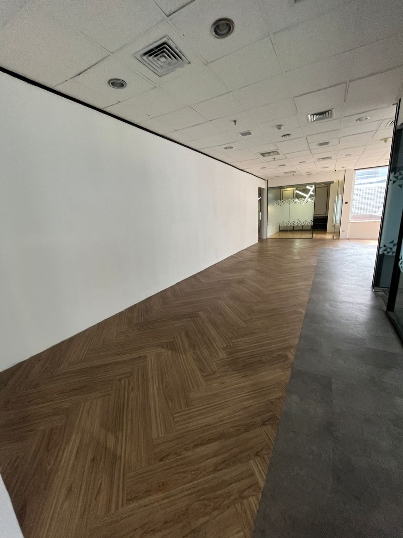 DISEWAKAN RUANG KANTOR EKSKLUSIF 300m2 SEMI FURNISHED - MENARA SUDIRMAN, JAKARTA PUSAT