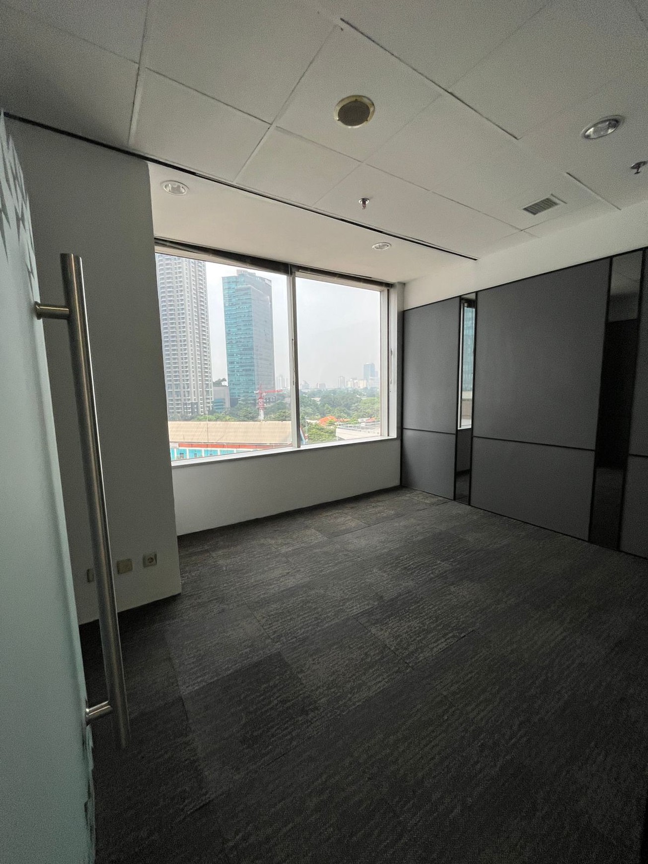 DISEWAKAN RUANG KANTOR EKSKLUSIF 300m2 SEMI FURNISHED - MENARA SUDIRMAN, JAKARTA PUSAT
