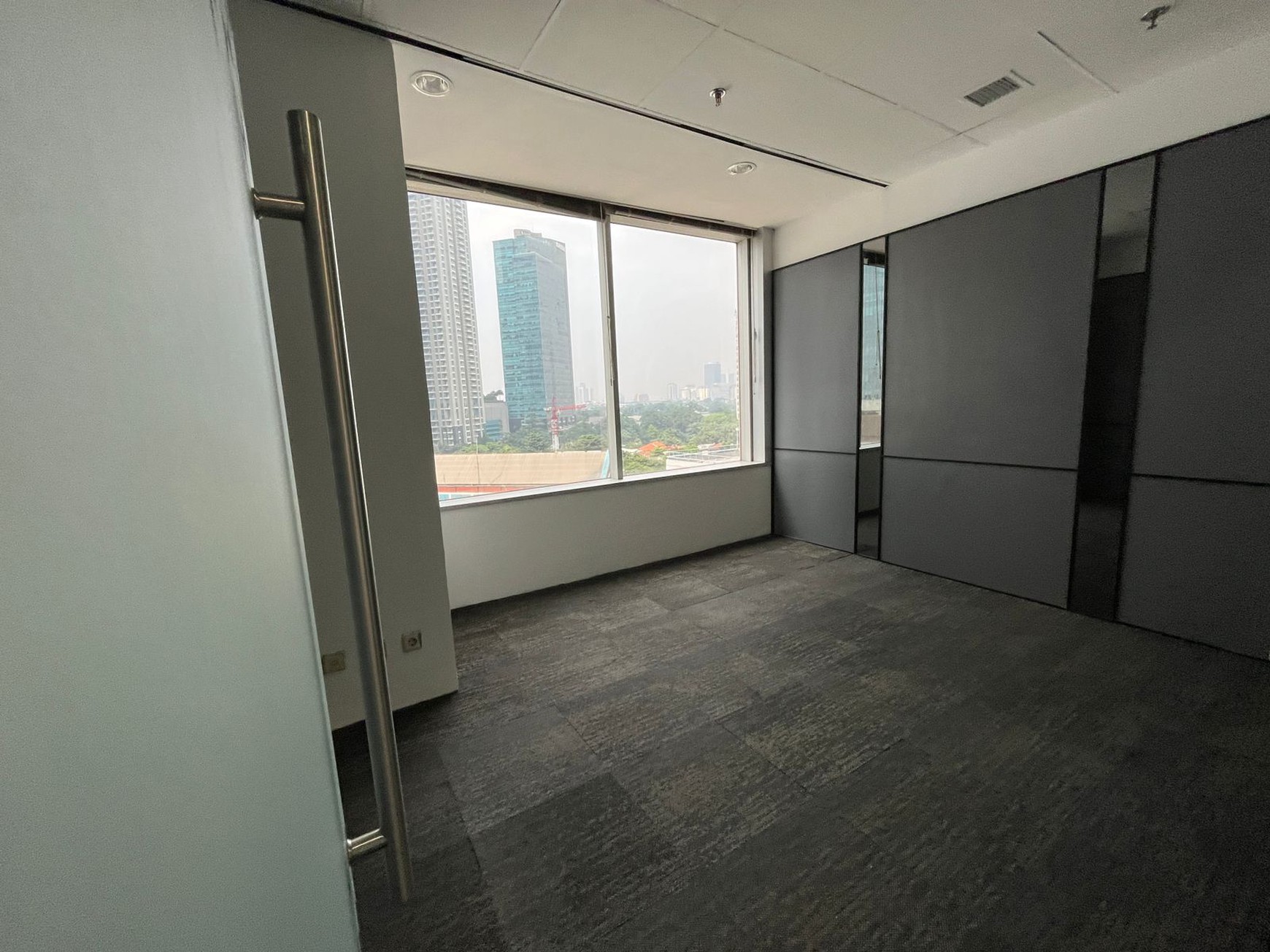 DISEWAKAN RUANG KANTOR EKSKLUSIF 300m2 SEMI FURNISHED - MENARA SUDIRMAN, JAKARTA PUSAT