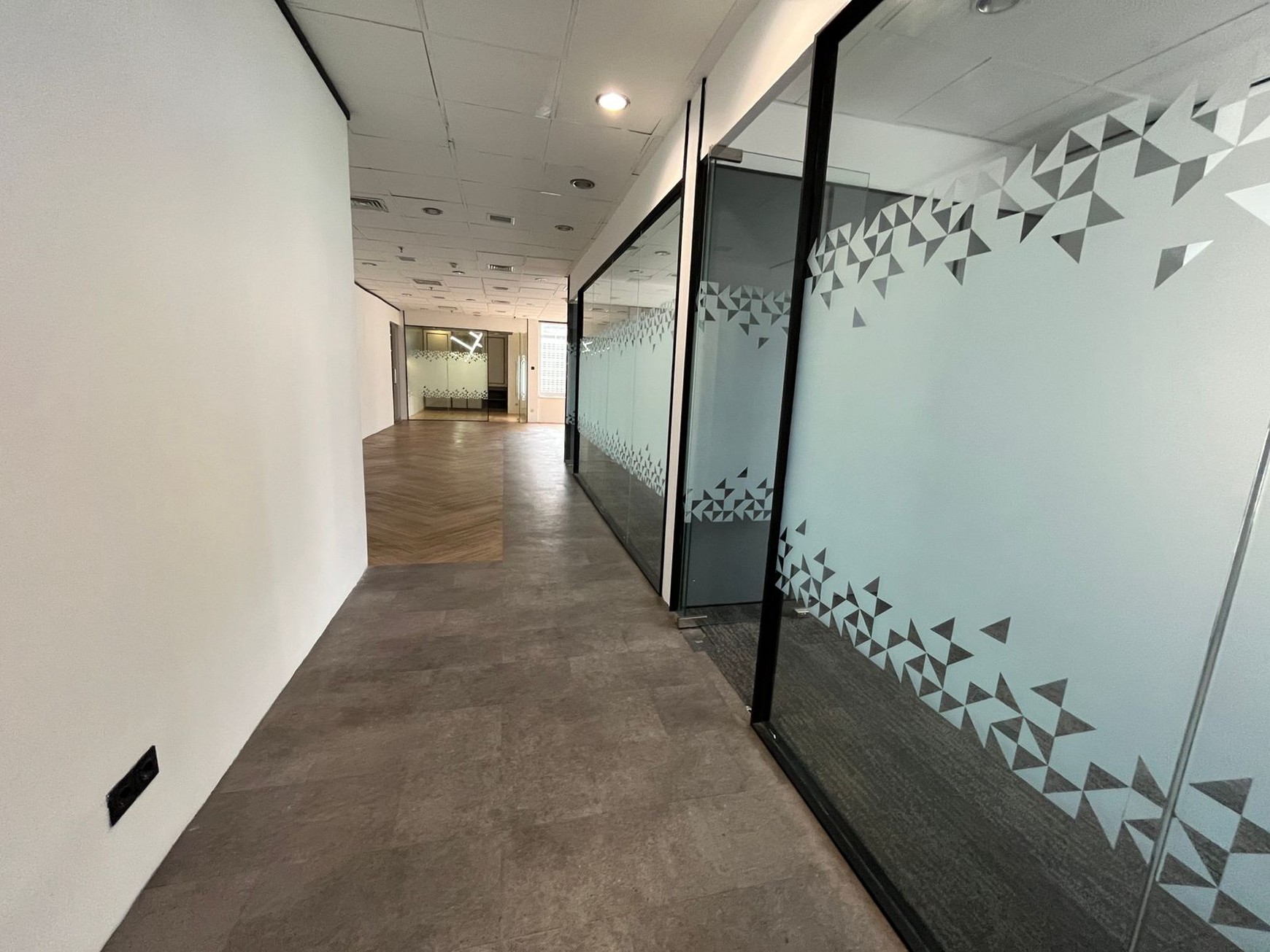 DISEWAKAN RUANG KANTOR EKSKLUSIF 300m2 SEMI FURNISHED - MENARA SUDIRMAN, JAKARTA PUSAT