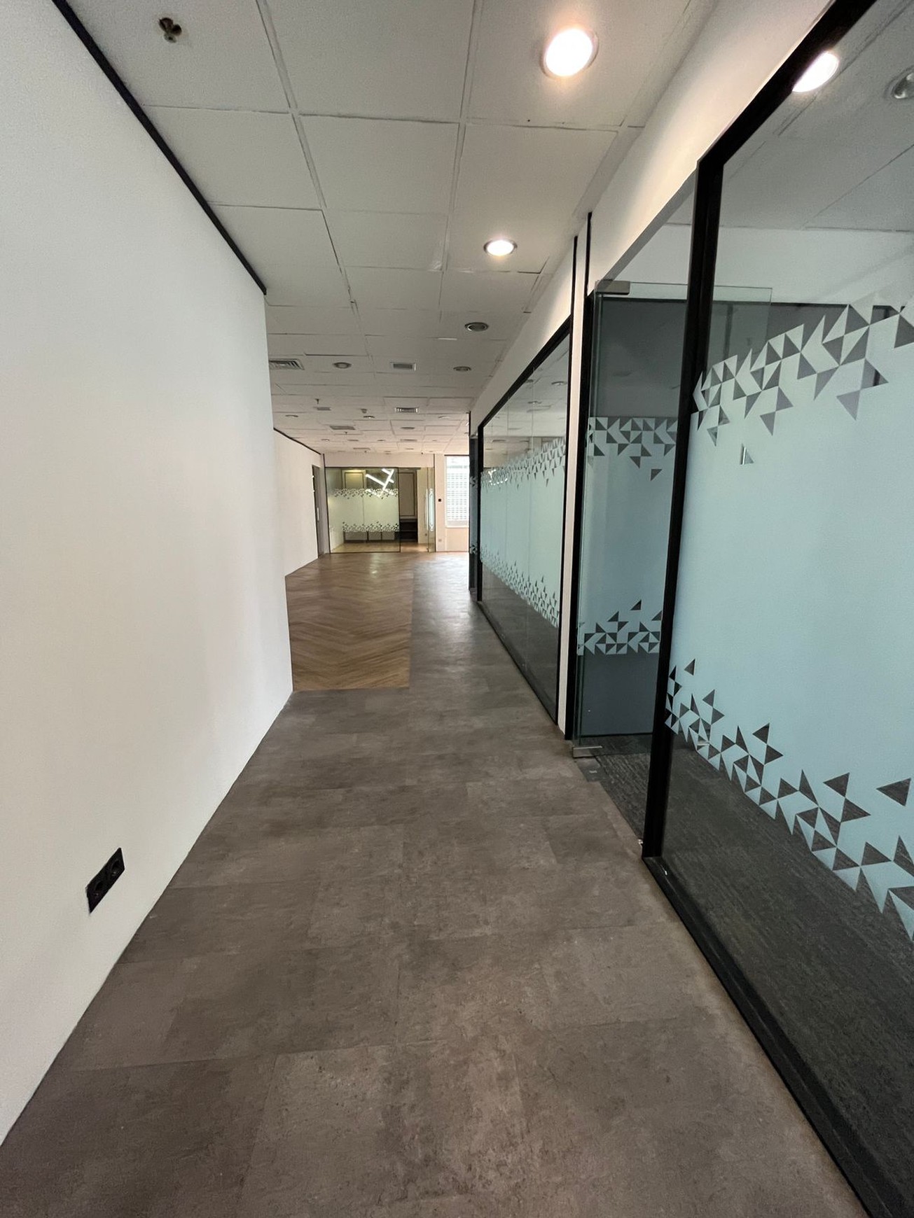 DISEWAKAN RUANG KANTOR EKSKLUSIF 300m2 SEMI FURNISHED - MENARA SUDIRMAN, JAKARTA PUSAT