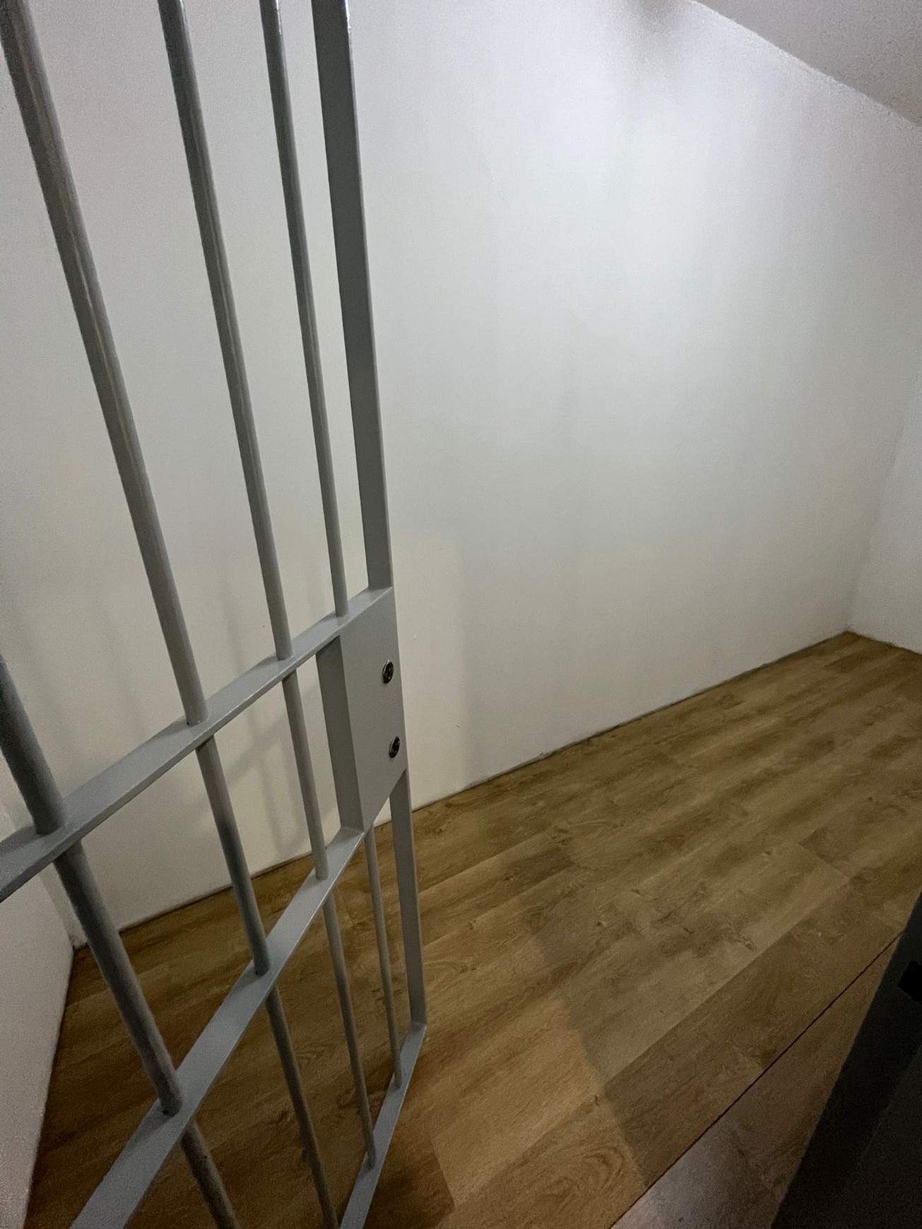 DISEWAKAN RUANG KANTOR EKSKLUSIF 300m2 SEMI FURNISHED - MENARA SUDIRMAN, JAKARTA PUSAT