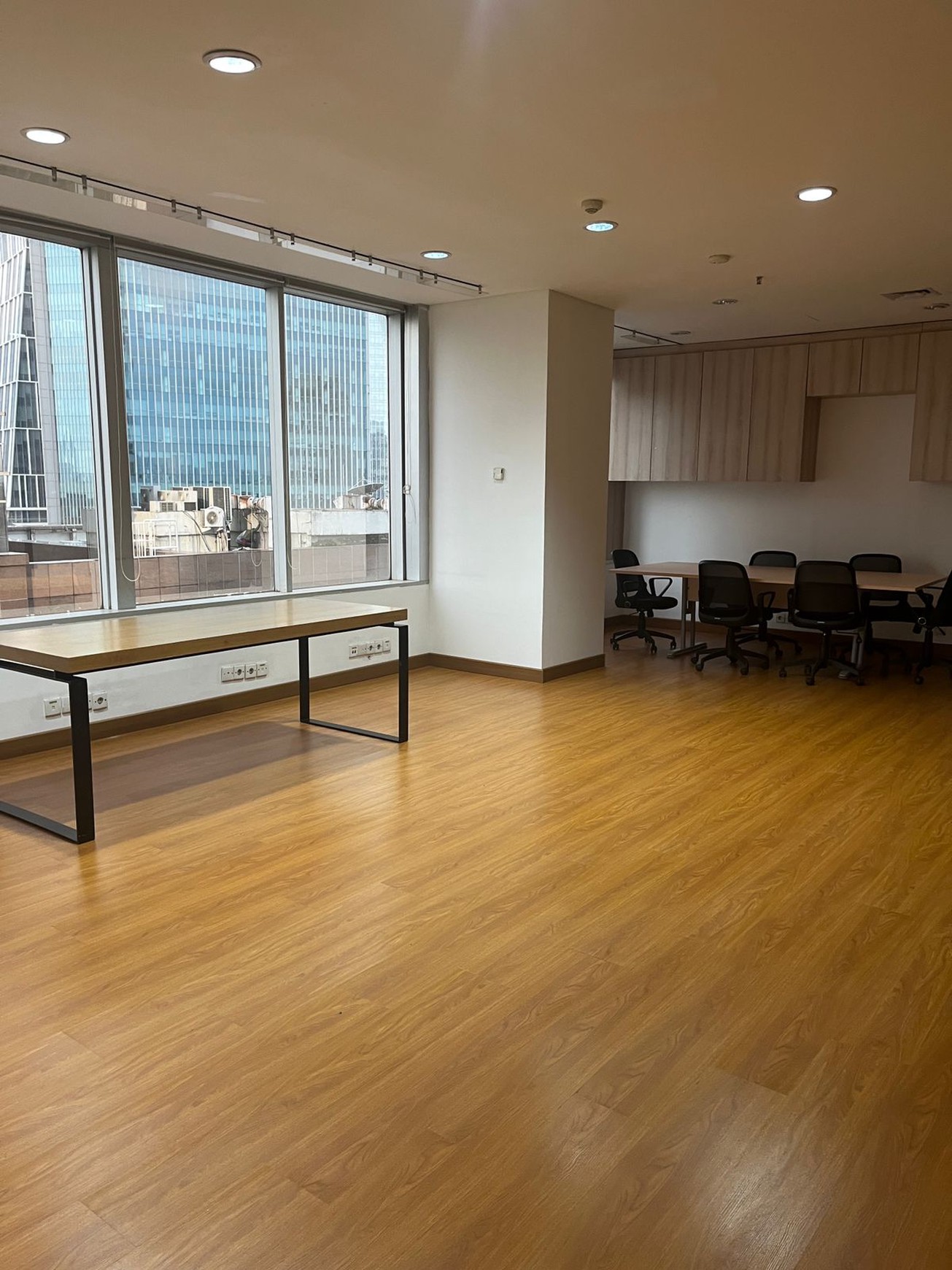 DISEWAKAN RUANG KANTOR EKSKLUSIF 300m2 SEMI FURNISHED - MENARA SUDIRMAN, JAKARTA PUSAT