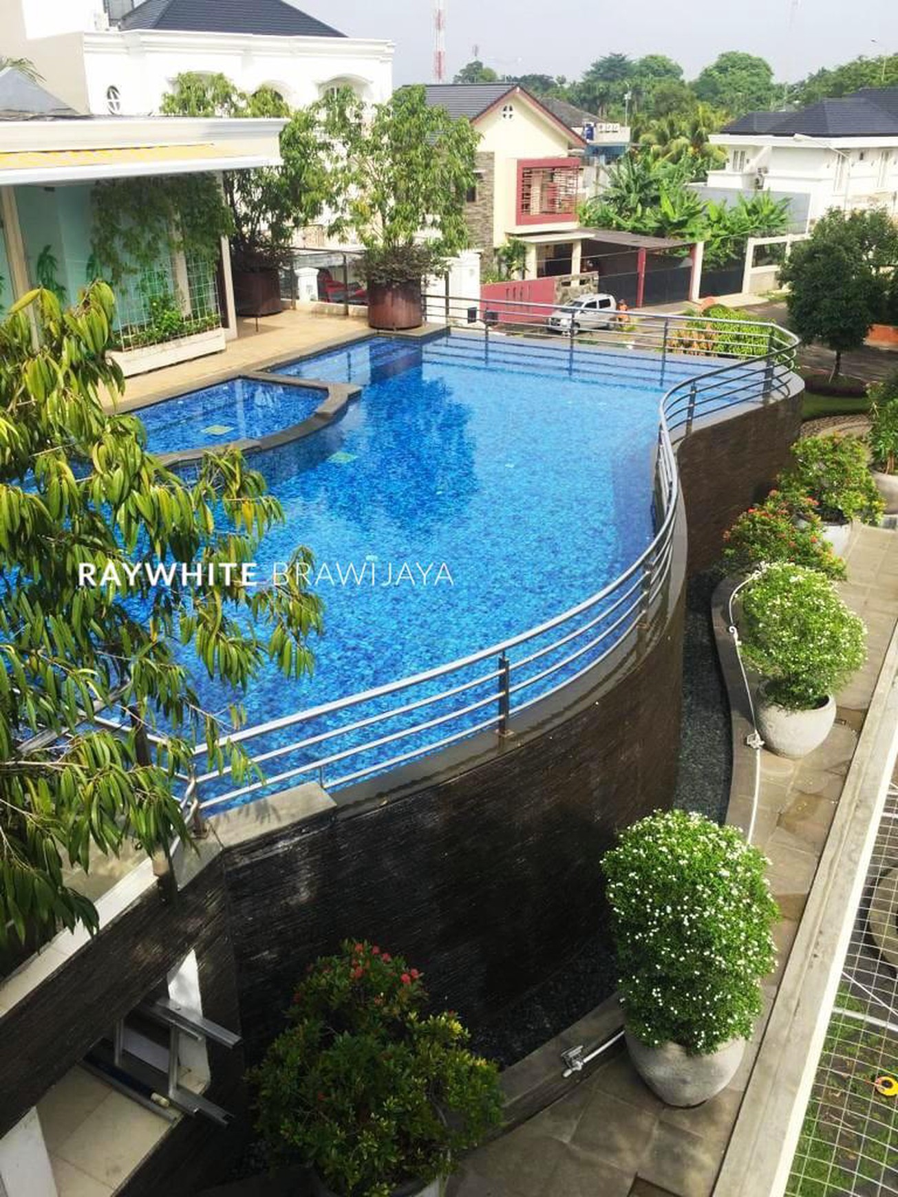 Rumah Modern Tropical Dalam Kompleks Bintaro Jaya