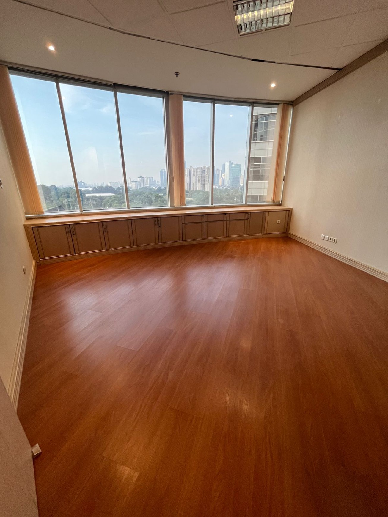DISEWAKAN RUANG KANTOR PREMIUM FULL RENOVASI - MENARA SUDIRMAN LANTAI 12