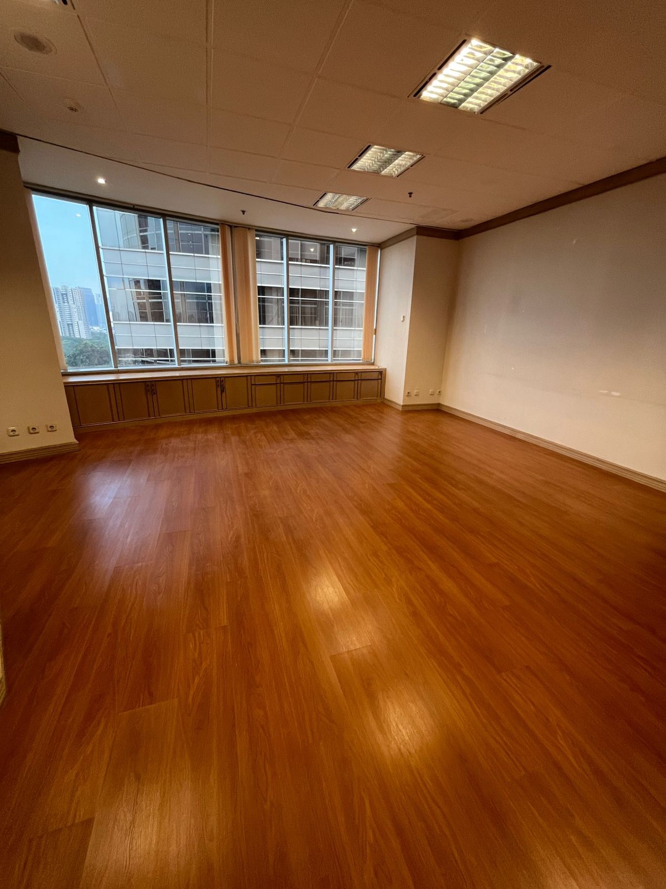 DISEWAKAN RUANG KANTOR PREMIUM FULL RENOVASI - MENARA SUDIRMAN LANTAI 12