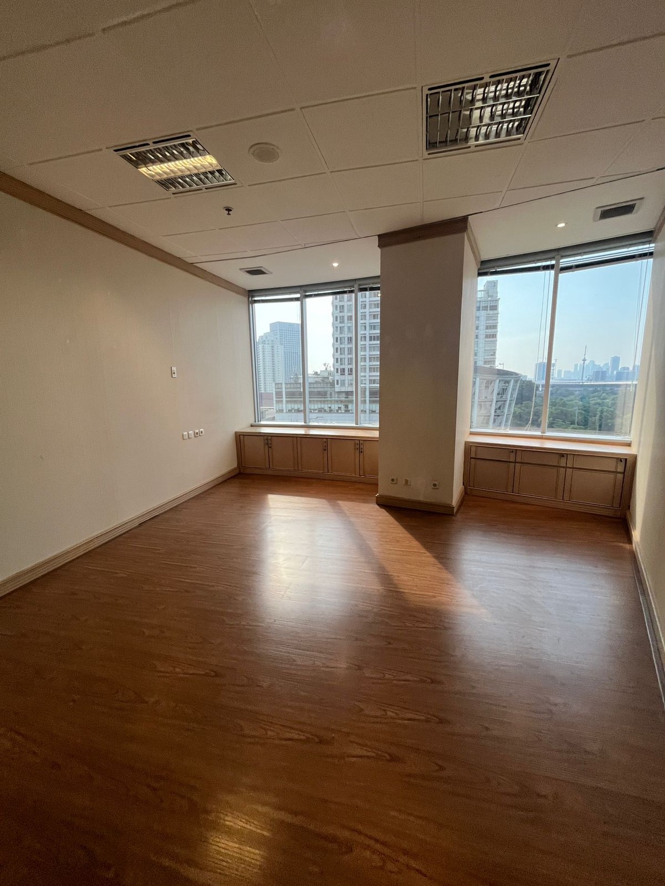 DISEWAKAN RUANG KANTOR PREMIUM FULL RENOVASI - MENARA SUDIRMAN LANTAI 12