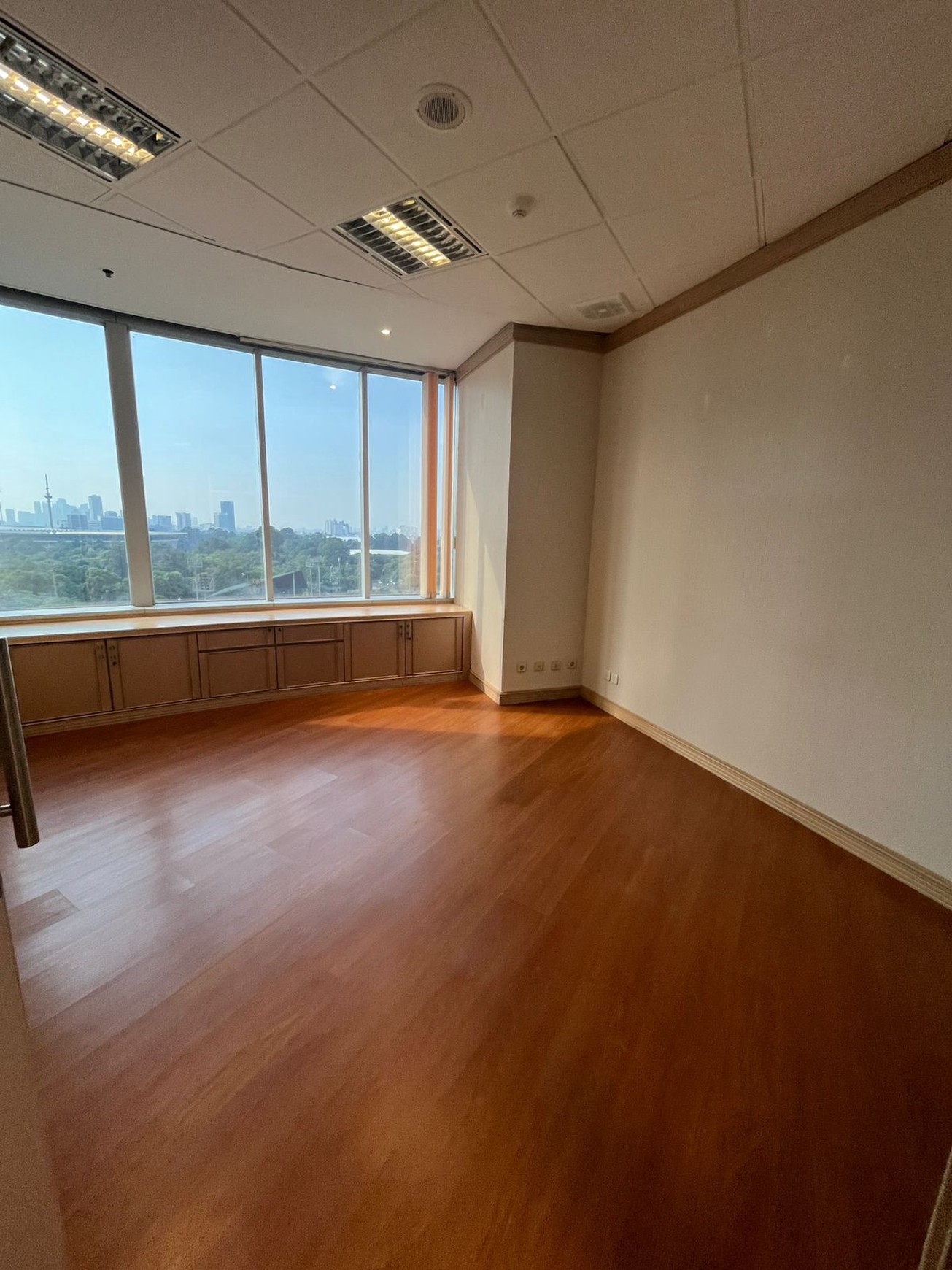 DISEWAKAN RUANG KANTOR PREMIUM FULL RENOVASI - MENARA SUDIRMAN LANTAI 12