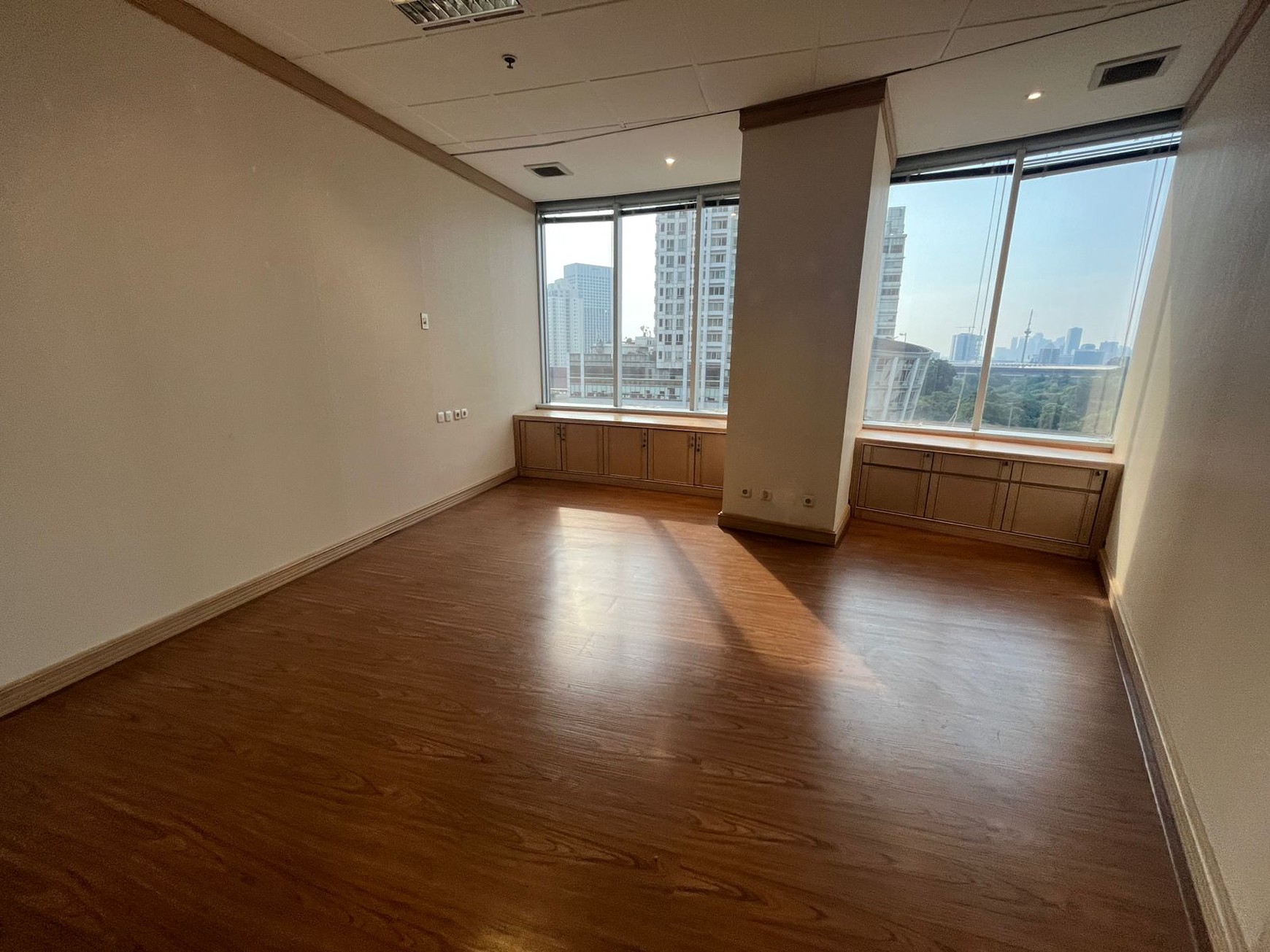 DISEWAKAN RUANG KANTOR PREMIUM FULL RENOVASI - MENARA SUDIRMAN LANTAI 12