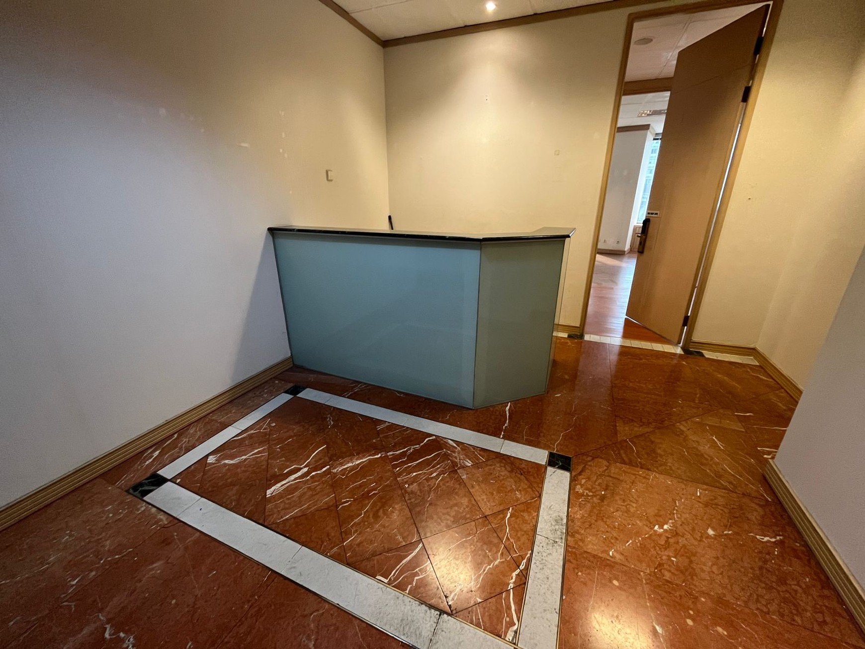 DISEWAKAN RUANG KANTOR PREMIUM FULL RENOVASI - MENARA SUDIRMAN LANTAI 12