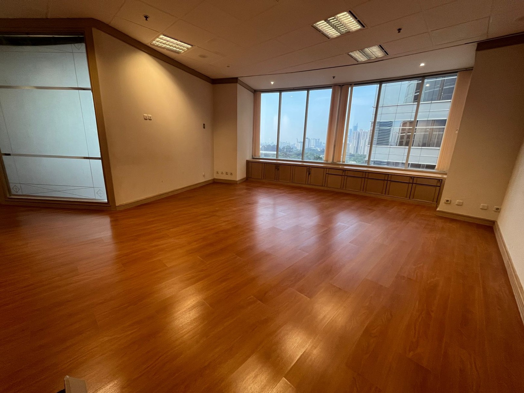 DISEWAKAN RUANG KANTOR PREMIUM FULL RENOVASI - MENARA SUDIRMAN LANTAI 12