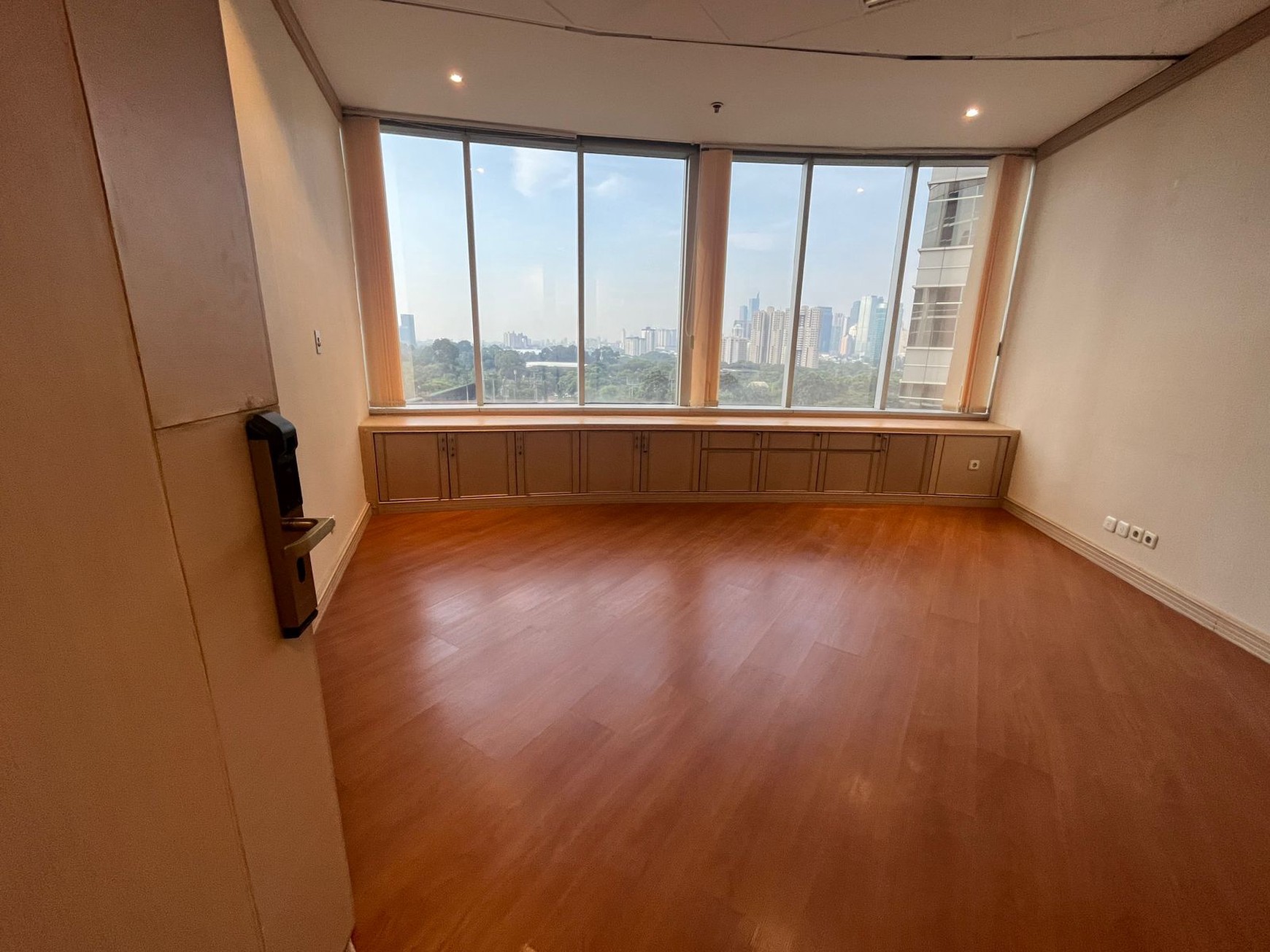 DISEWAKAN RUANG KANTOR PREMIUM FULL RENOVASI - MENARA SUDIRMAN LANTAI 12