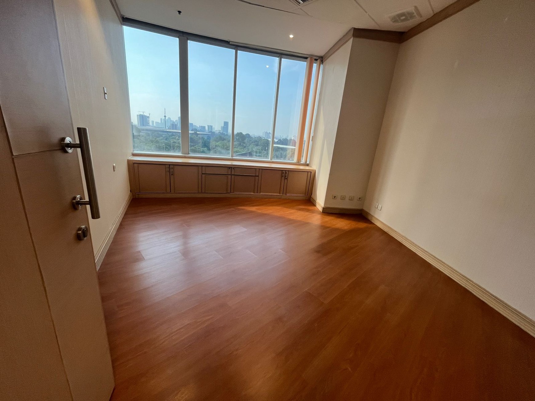 DISEWAKAN RUANG KANTOR PREMIUM FULL RENOVASI - MENARA SUDIRMAN LANTAI 12