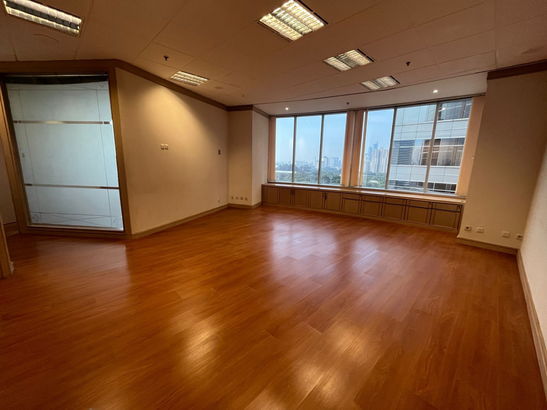 DISEWAKAN RUANG KANTOR PREMIUM FULL RENOVASI - MENARA SUDIRMAN LANTAI 12