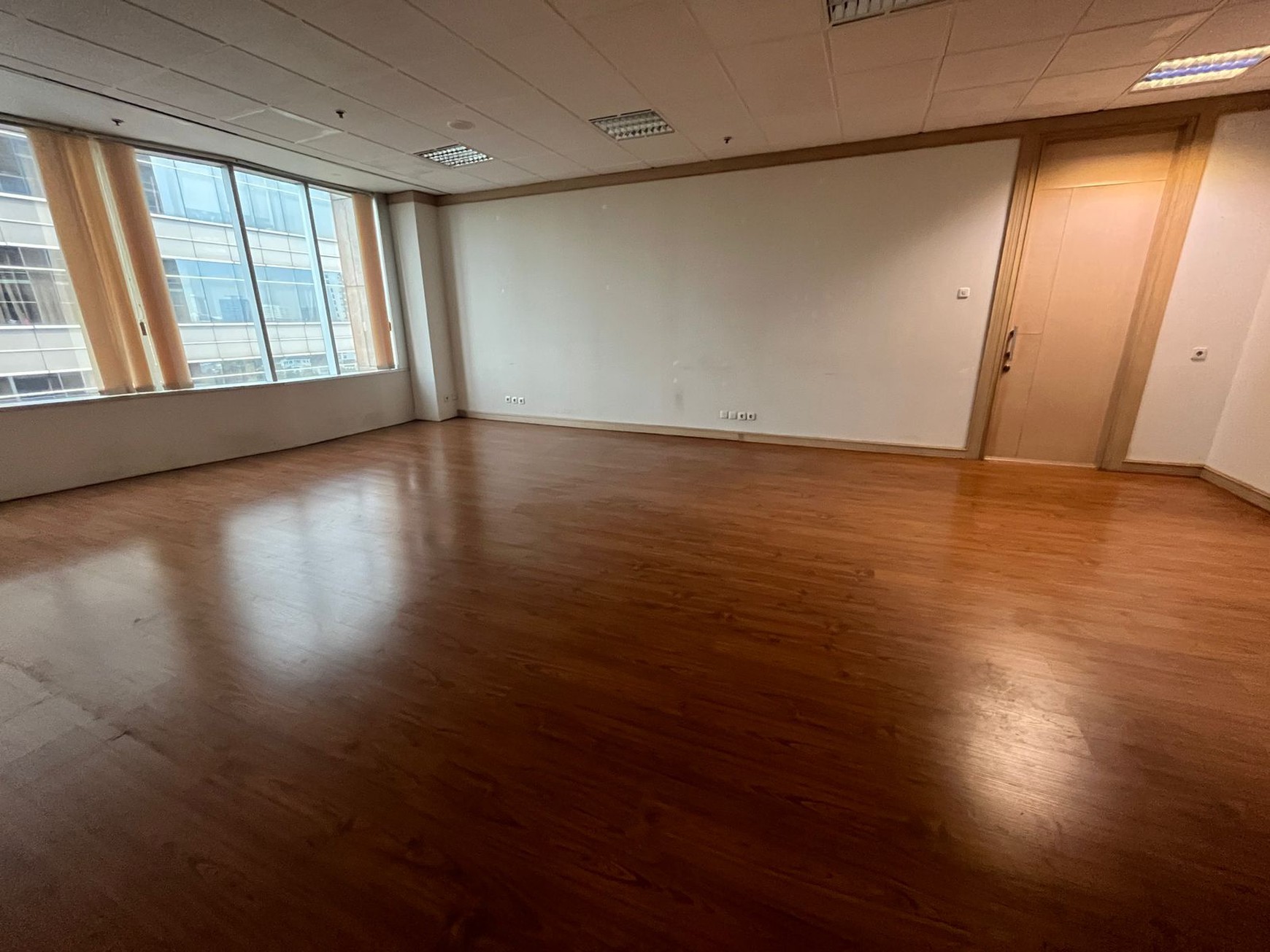 DISEWAKAN RUANG KANTOR PREMIUM FULL RENOVASI - MENARA SUDIRMAN LANTAI 12