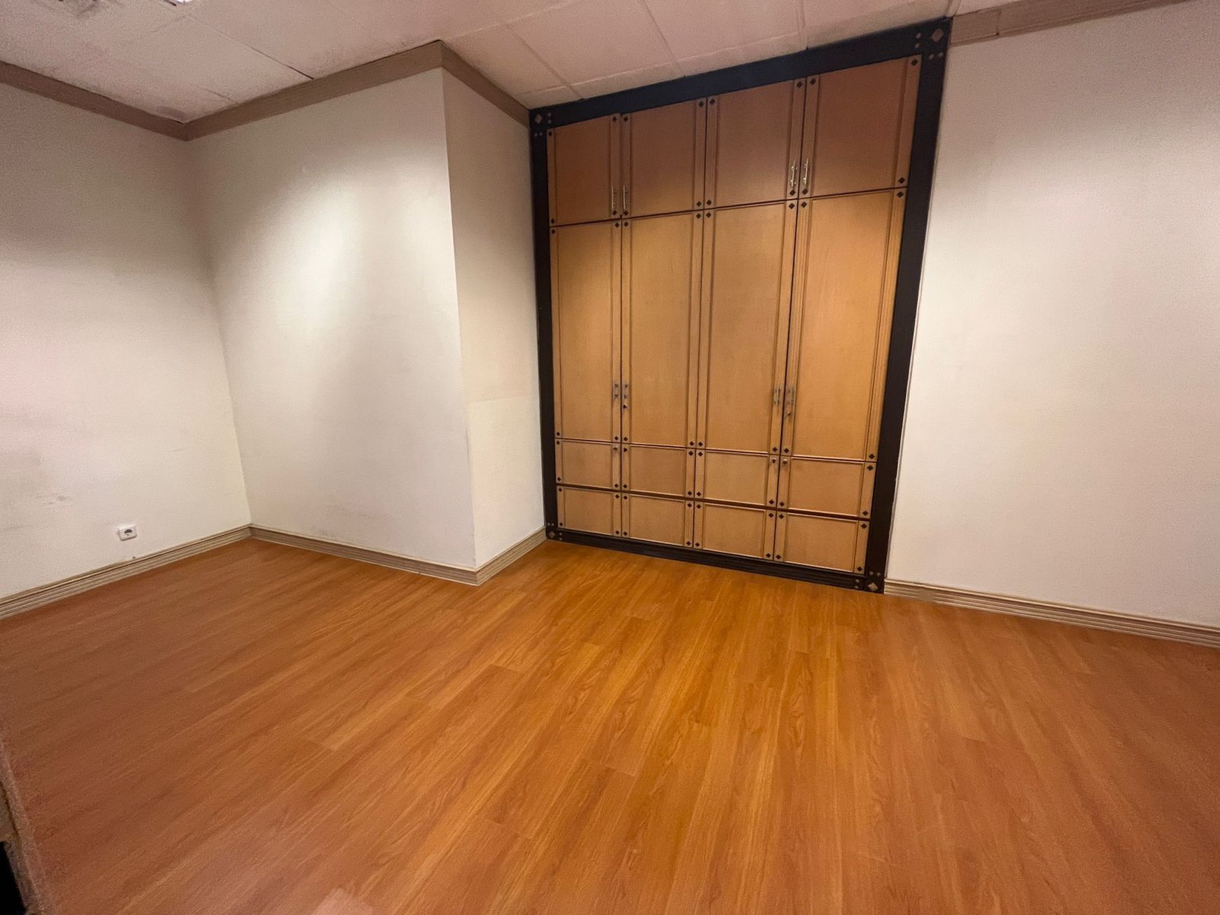 DISEWAKAN RUANG KANTOR PREMIUM FULL RENOVASI - MENARA SUDIRMAN LANTAI 12