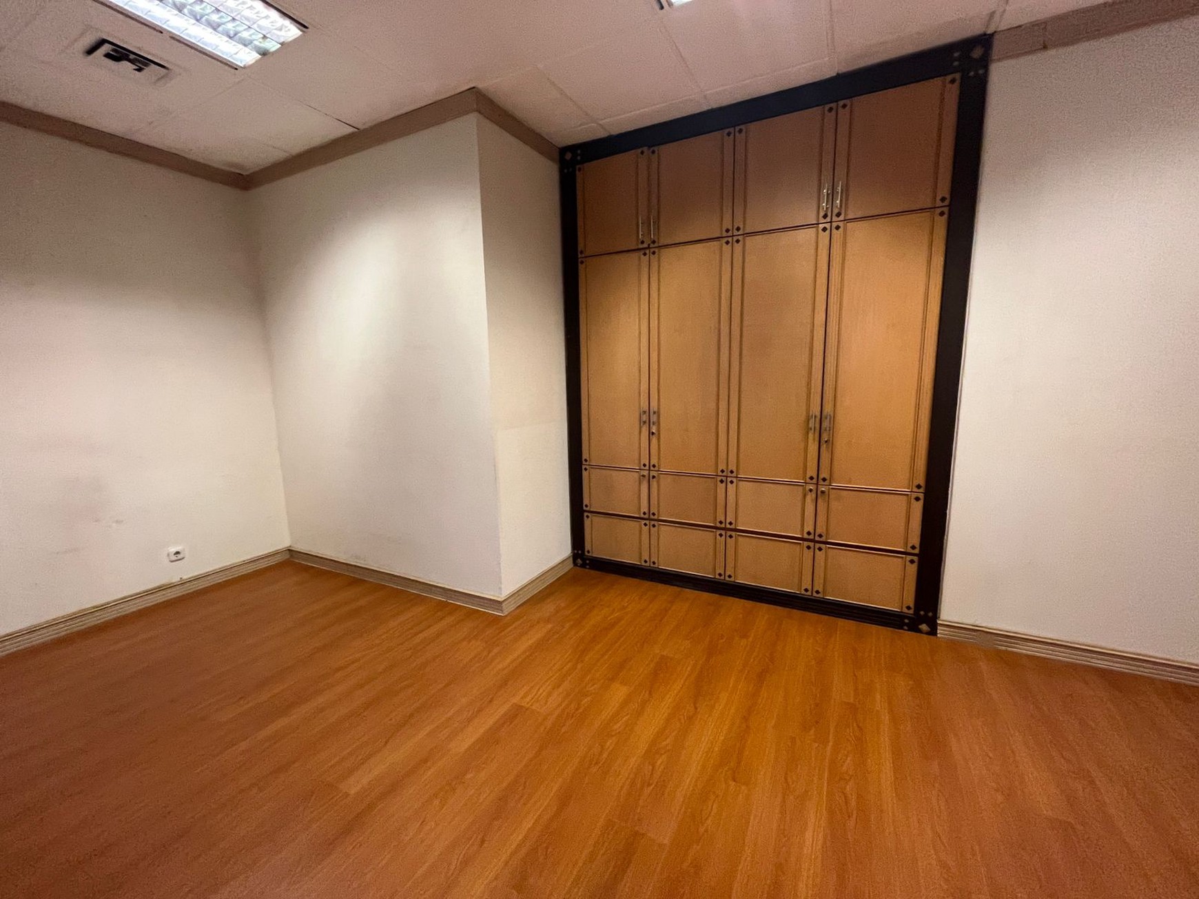 DISEWAKAN RUANG KANTOR PREMIUM FULL RENOVASI - MENARA SUDIRMAN LANTAI 12