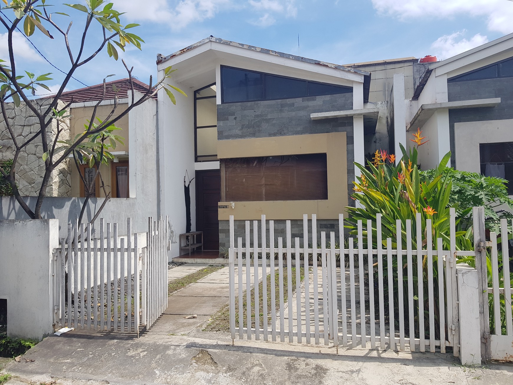 Murah Banget! Rumah Minimalis + Taman di Cisaranten, Arcamanik