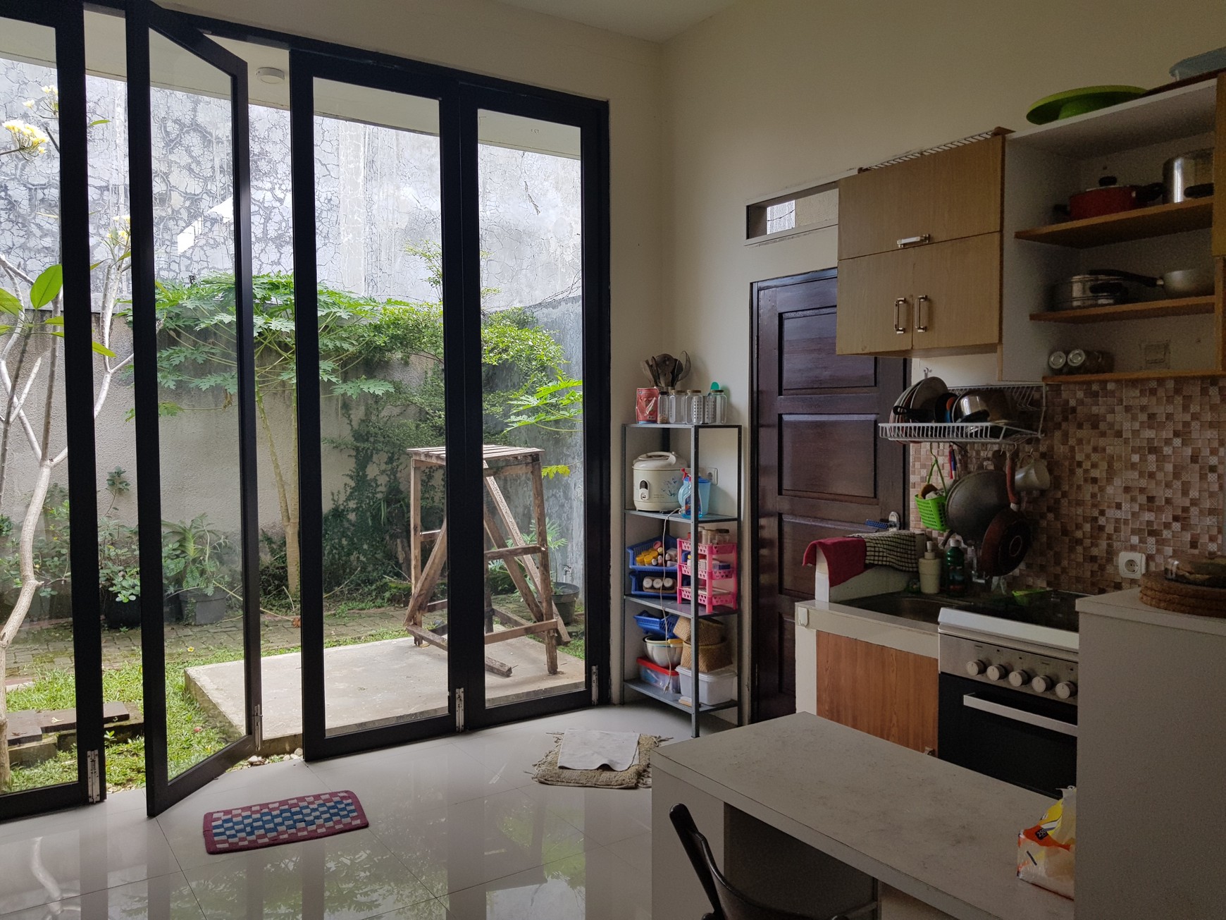Murah Banget! Rumah Minimalis + Taman di Cisaranten, Arcamanik