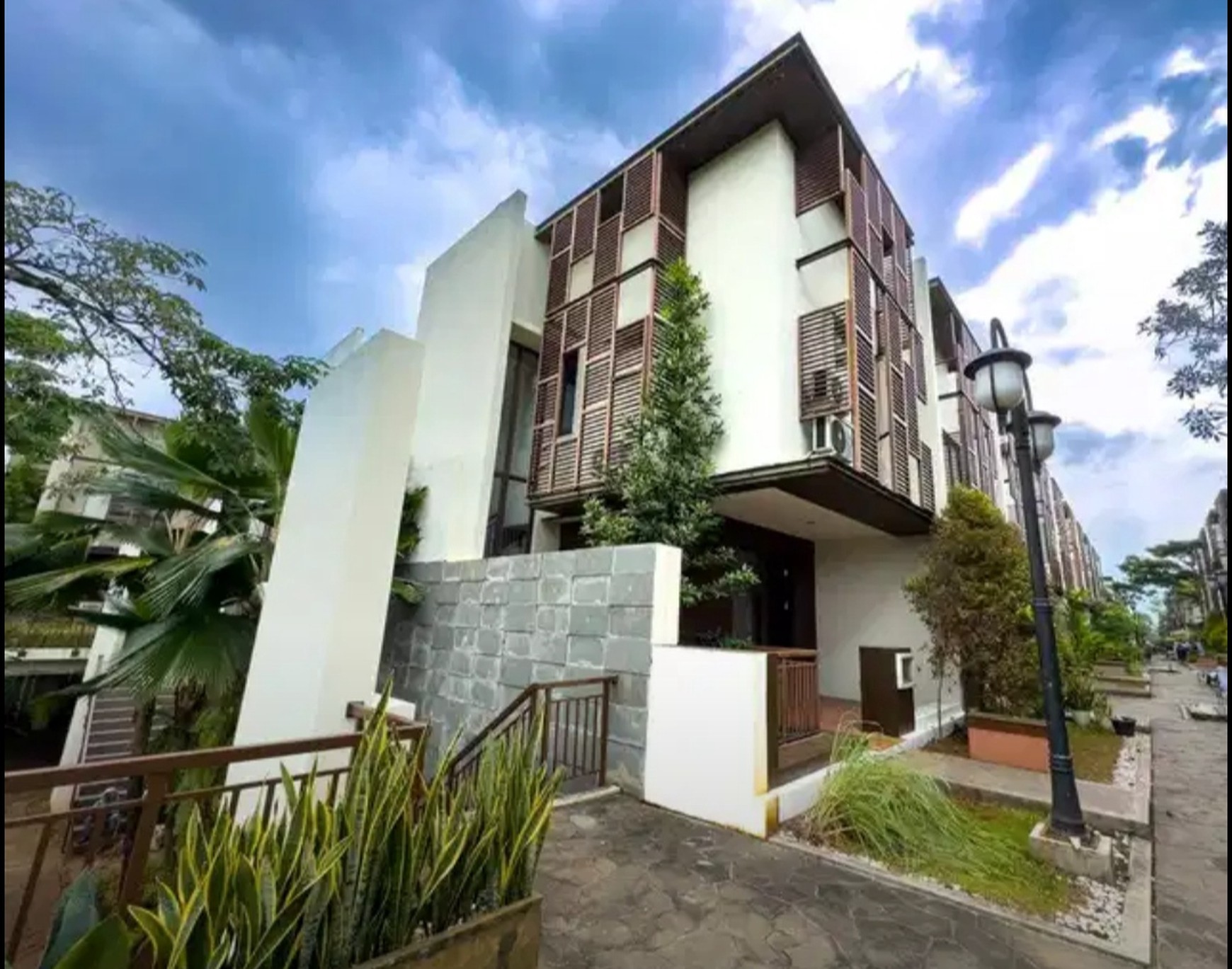 Termurah. Rumah modern Greenwich Park Whelford, BSD
