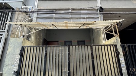 Disewa Rumah 3 lantai di Jelambar, Jakarta Barat