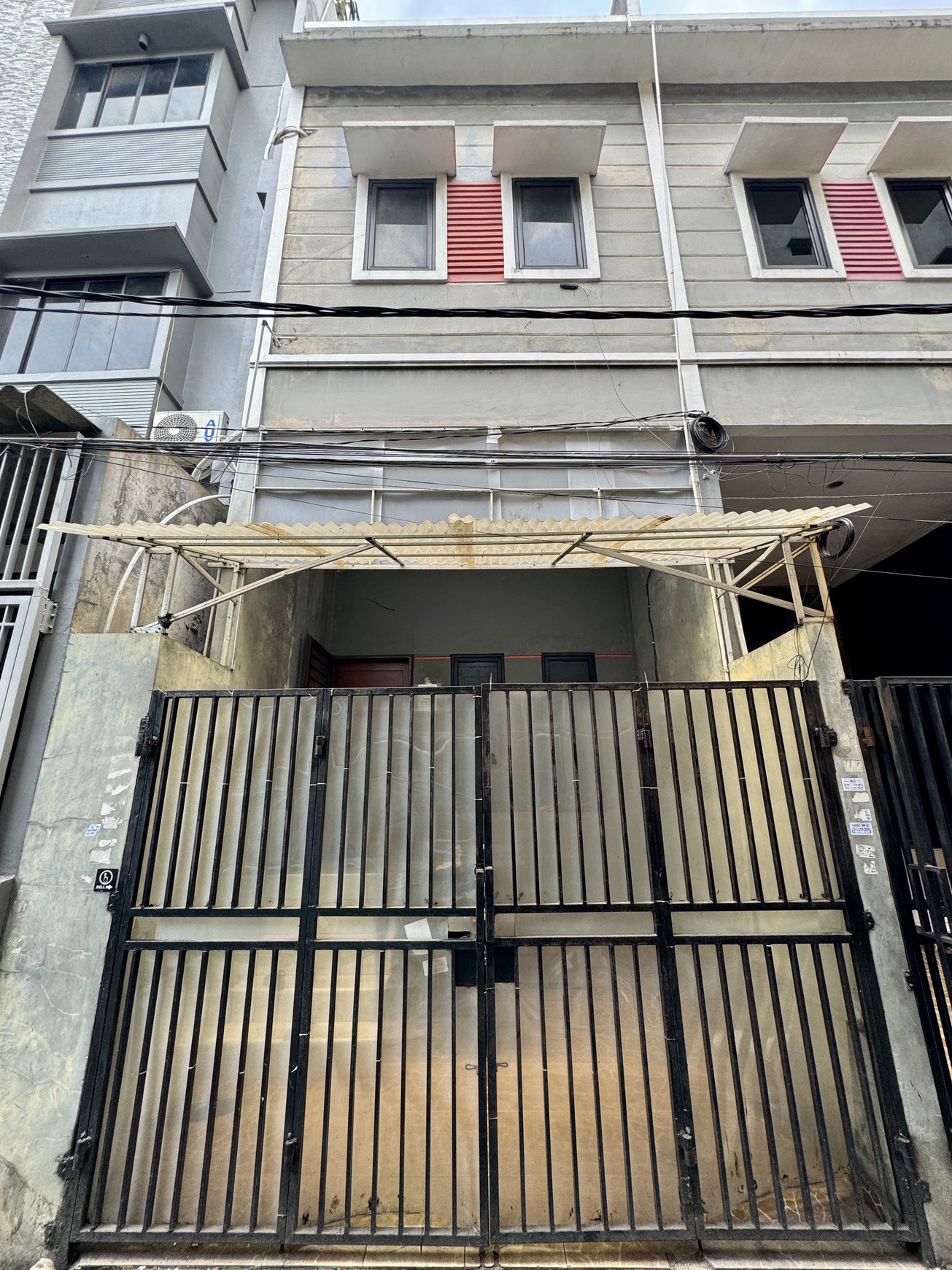 Disewa Rumah 3 lantai di Jelambar, Jakarta Barat