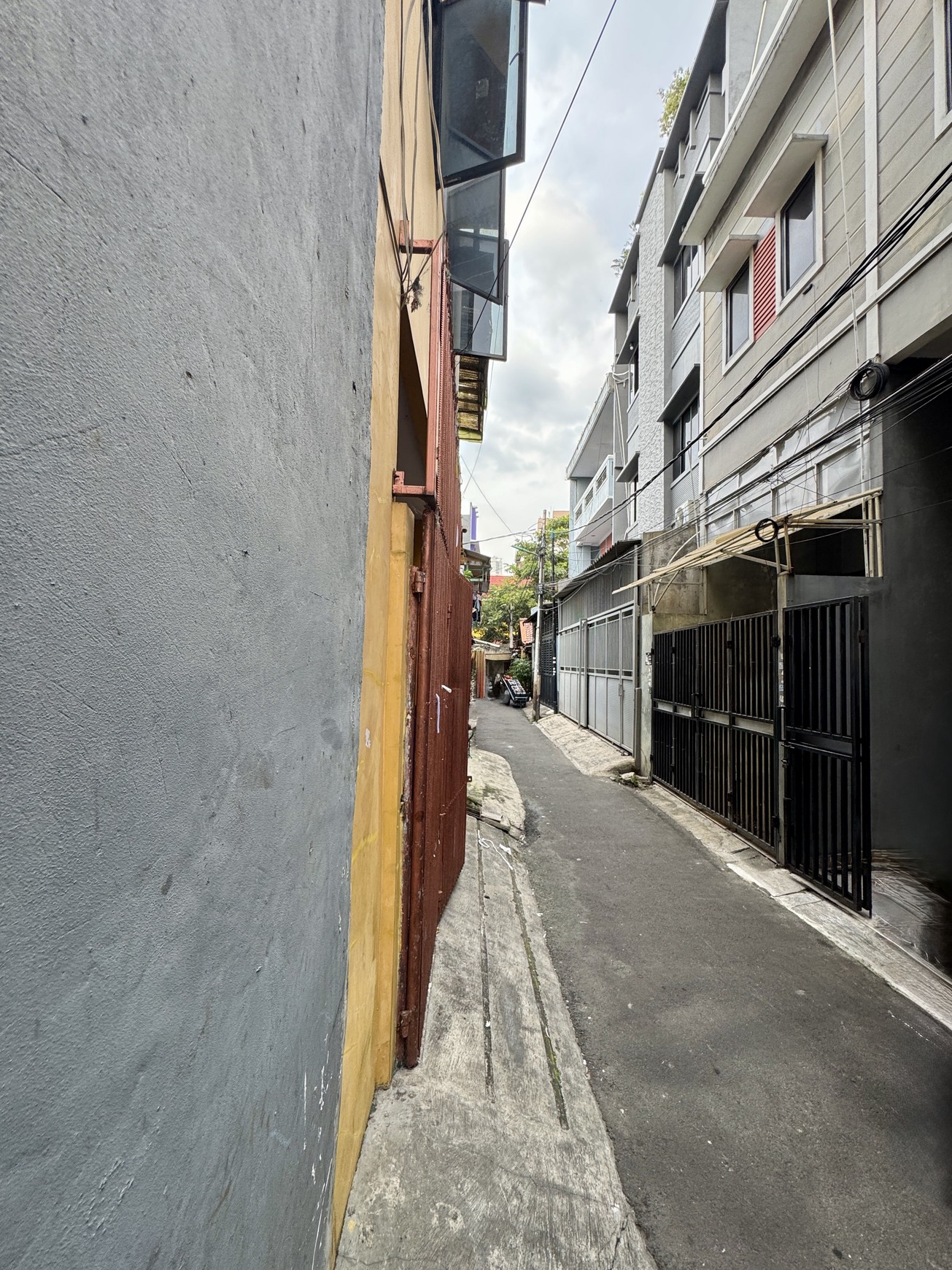 Disewa Rumah 3 lantai di Jelambar, Jakarta Barat