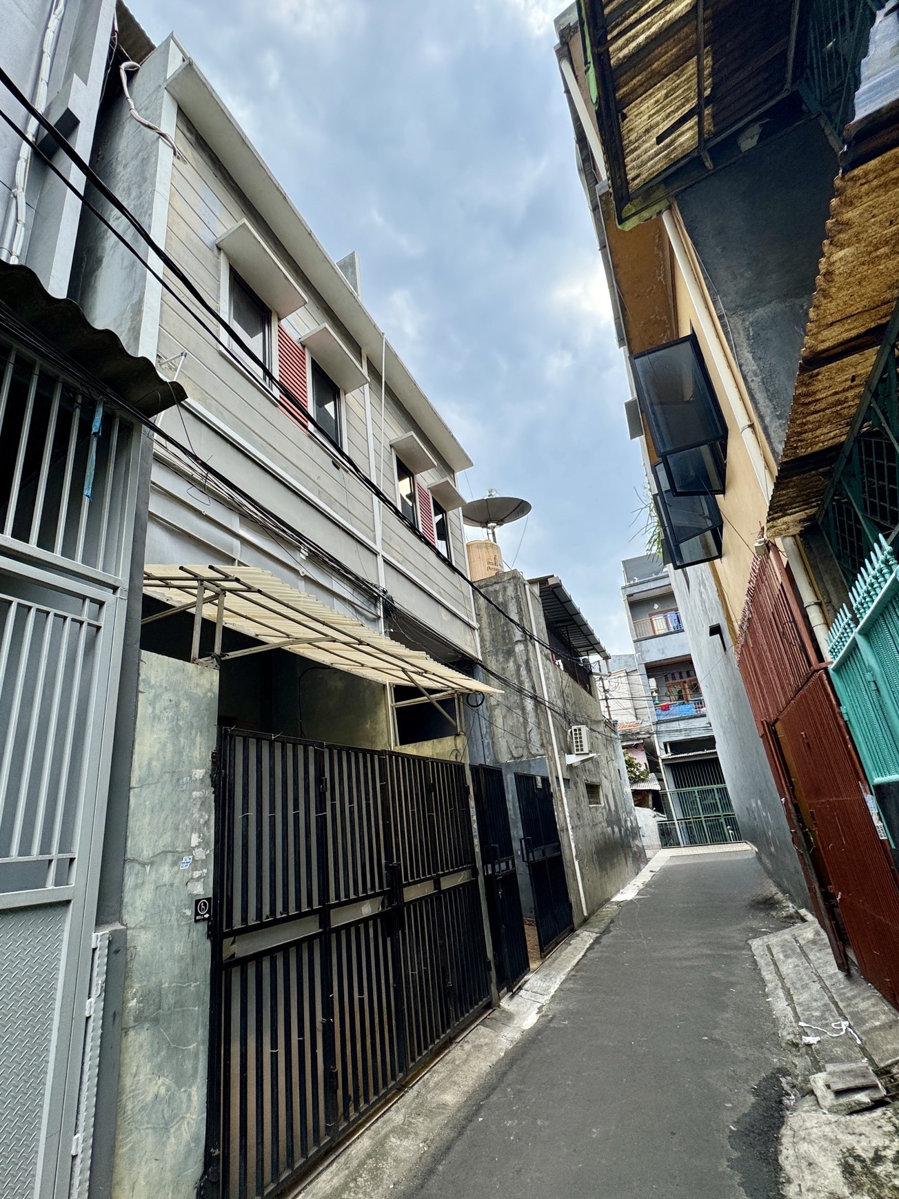Disewa Rumah 3 lantai di Jelambar, Jakarta Barat