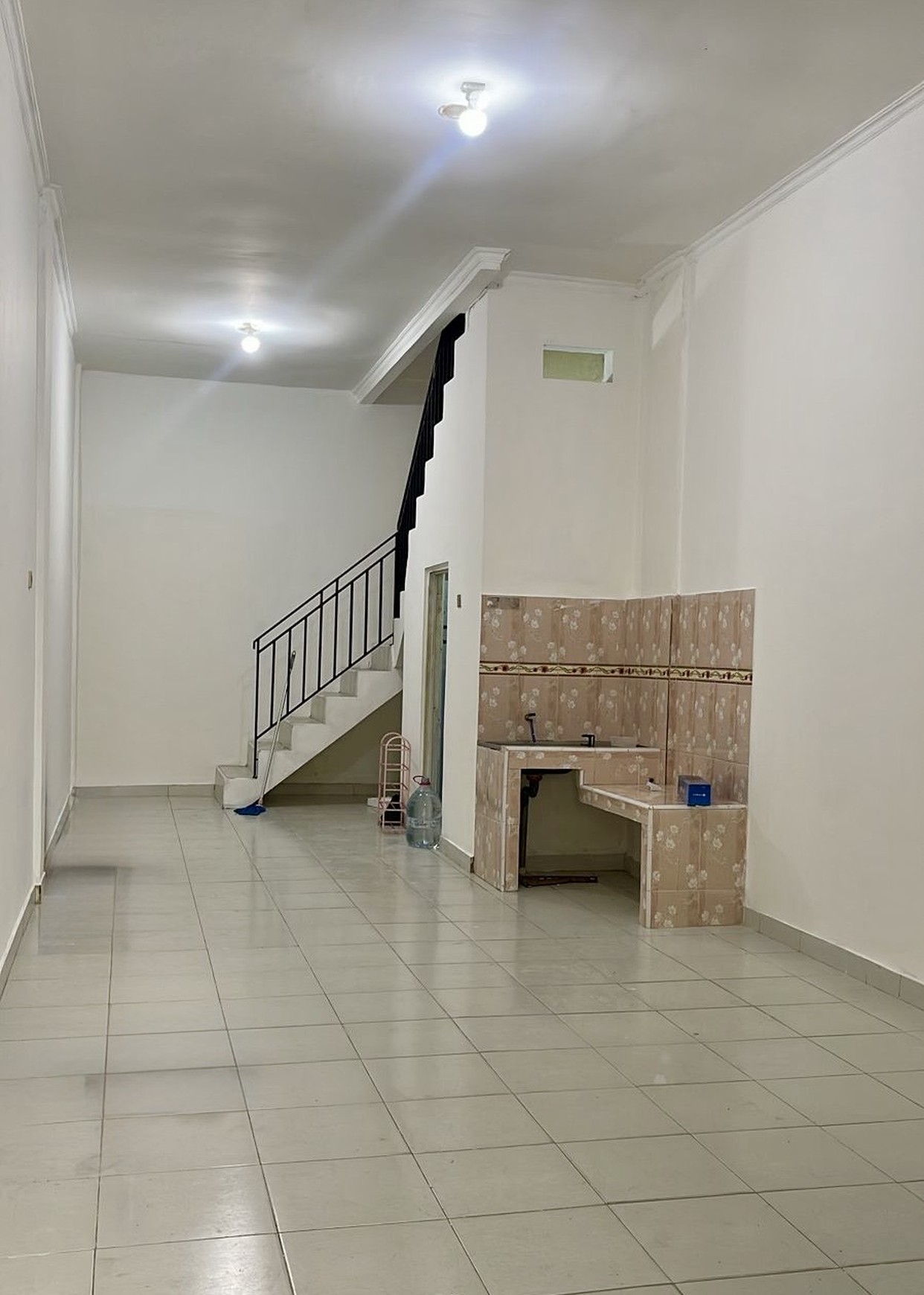 Disewa Rumah 3 lantai di Jelambar, Jakarta Barat