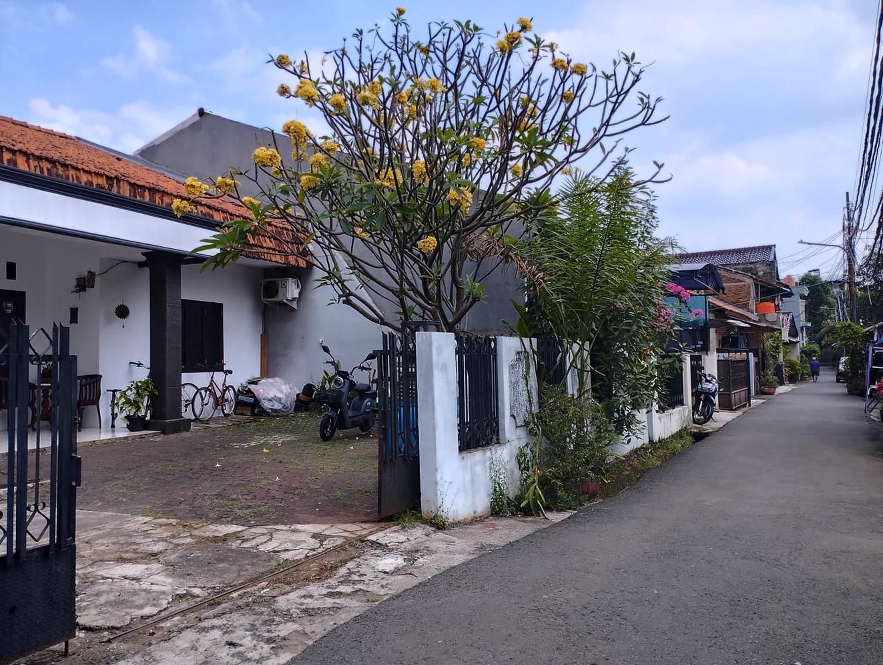Rumah Asri Dekat Tol Jatiwaringin dan Becakayu di Jakarta Timur