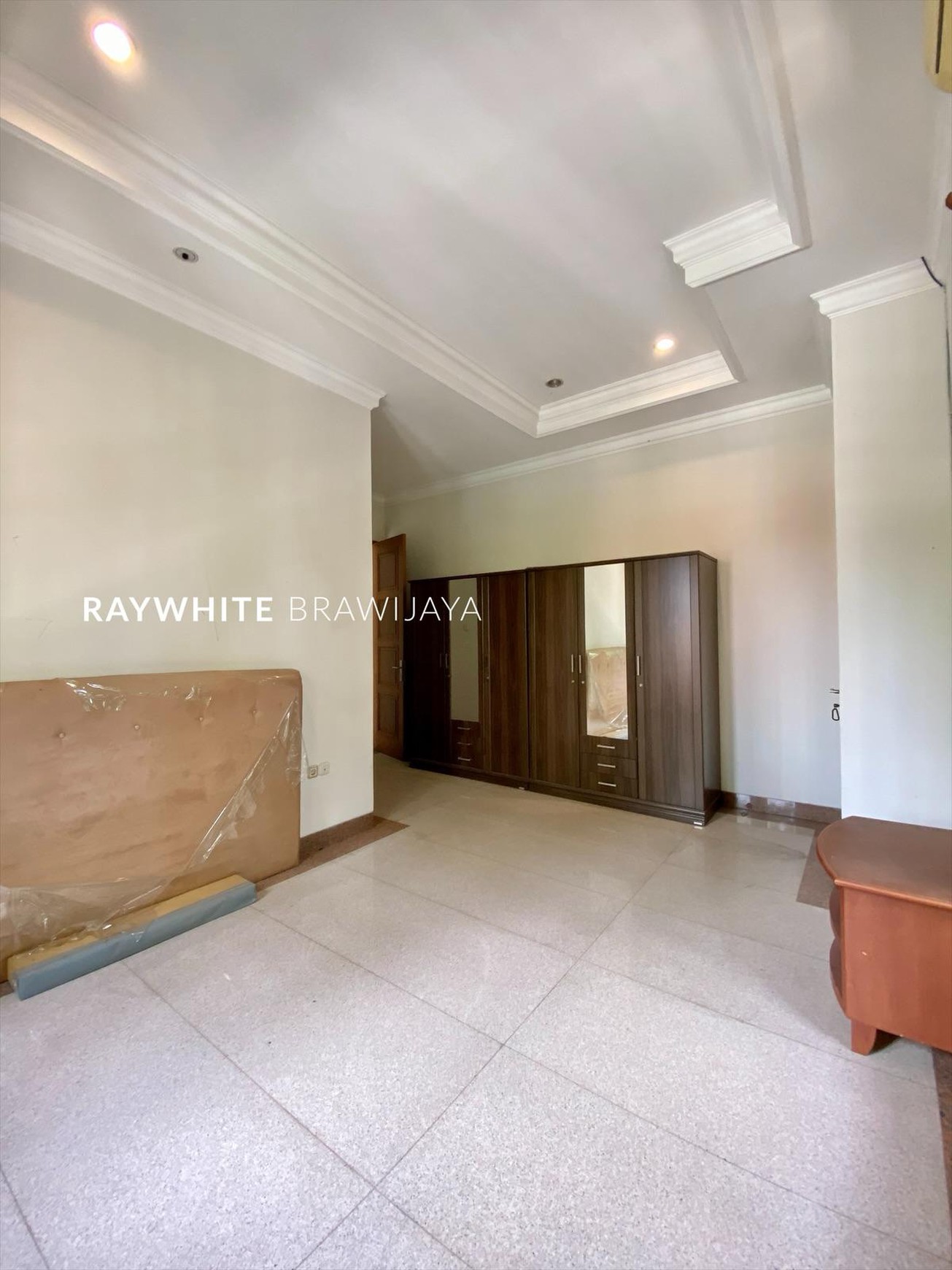 Rumah Dalam Kompleks Elit Area Taman Patra Kuningan
