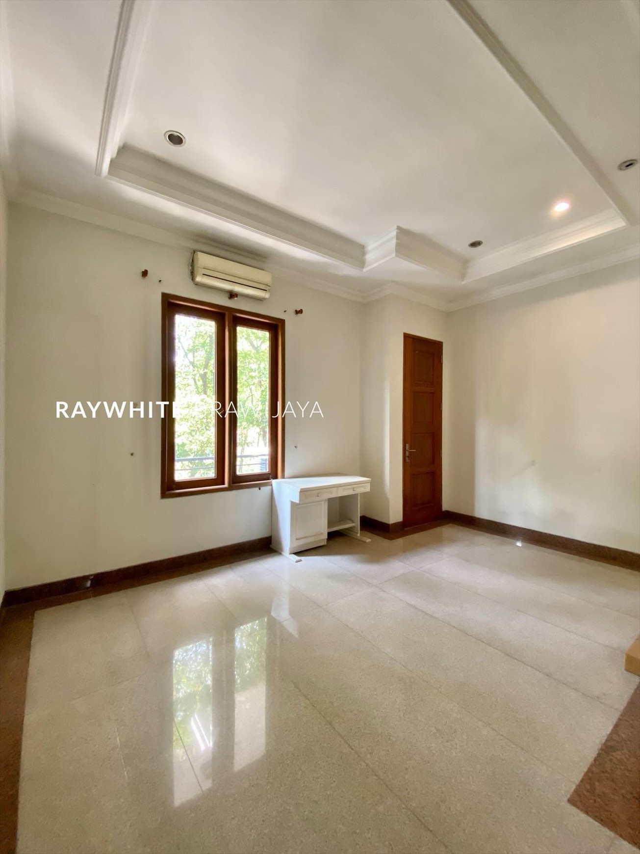 Rumah Dalam Kompleks Elit Area Taman Patra Kuningan