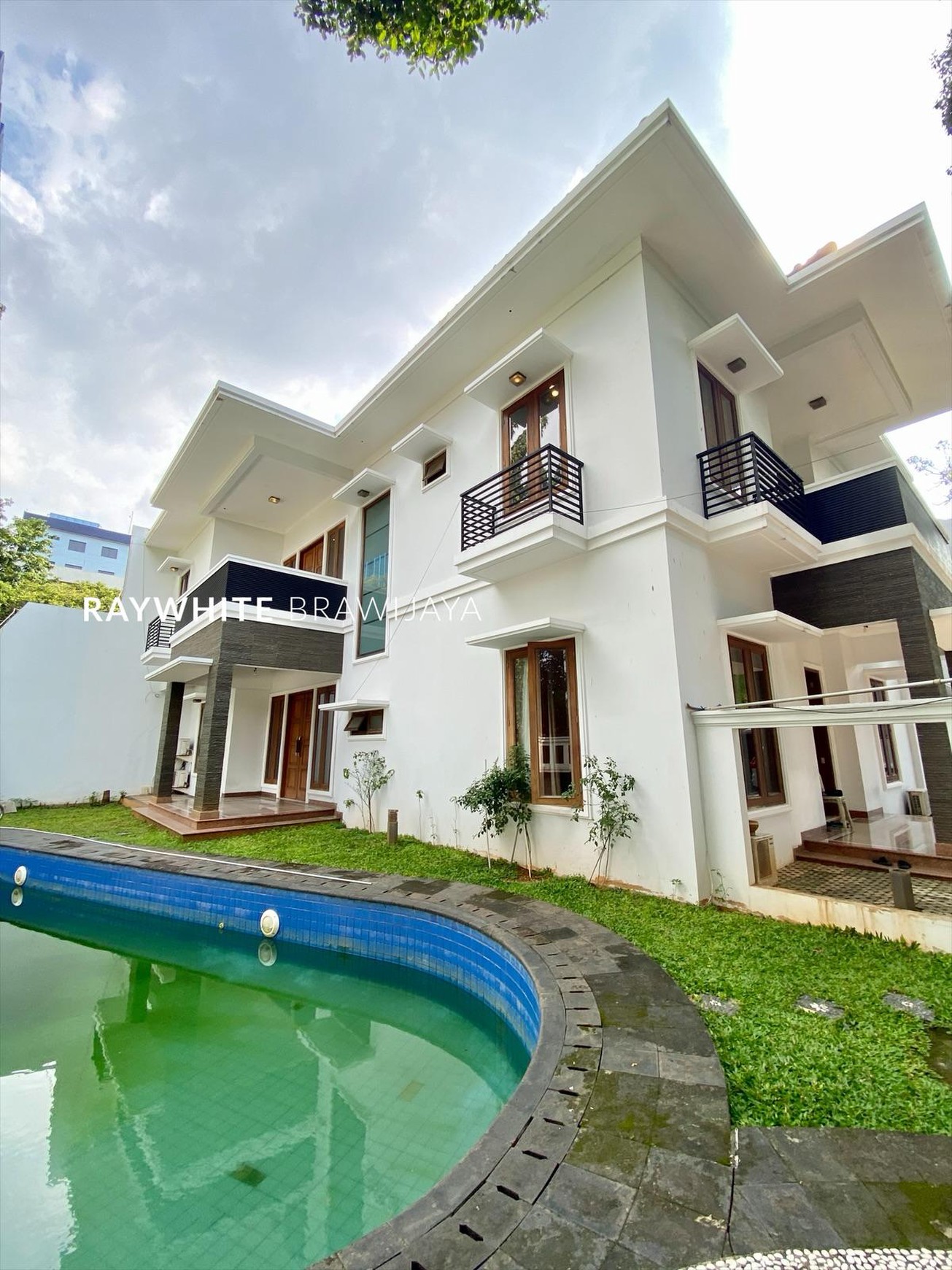 Rumah Dalam Kompleks Elit Area Taman Patra Kuningan