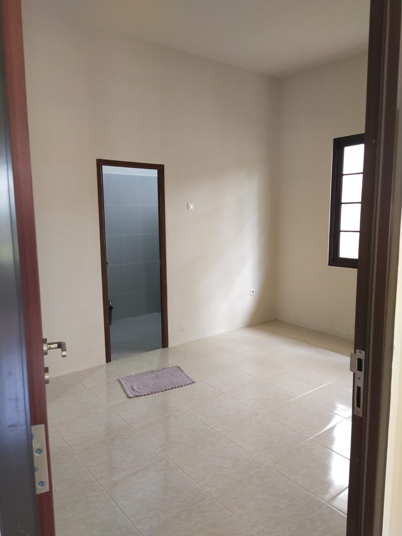 RUMAH DIJUAL SIAP HUNI POSISI HOEK KOMPLEK LAKESIDE HOME SENTUL CITY