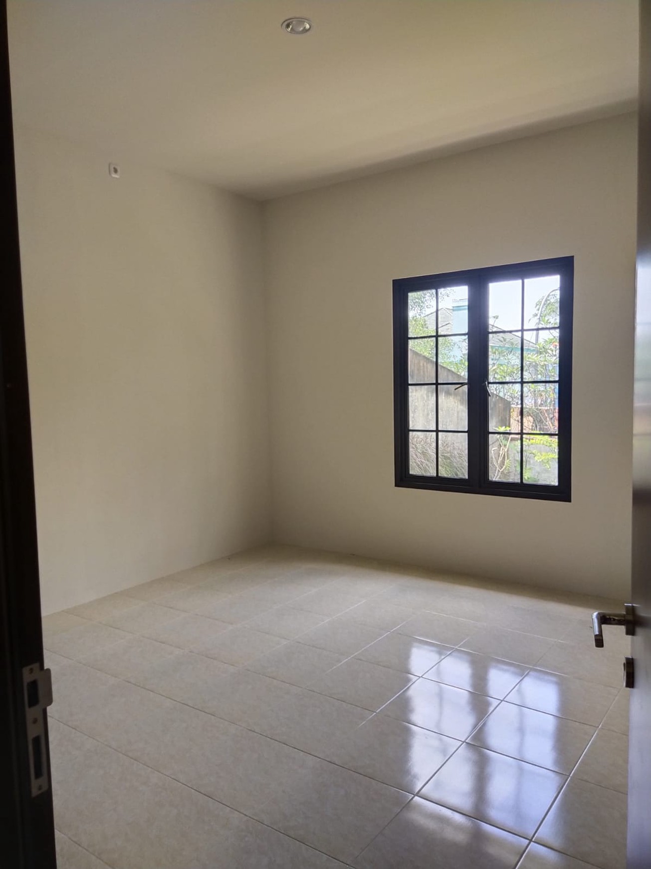 RUMAH DIJUAL SIAP HUNI POSISI HOEK KOMPLEK LAKESIDE HOME SENTUL CITY