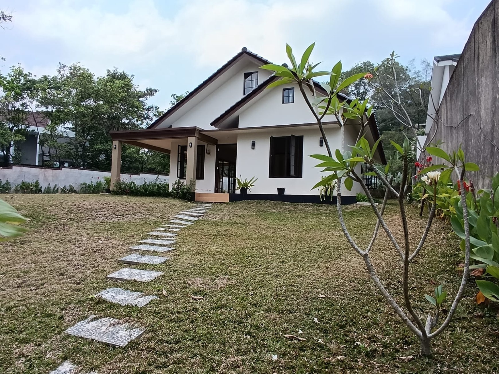 RUMAH DIJUAL SIAP HUNI POSISI HOEK KOMPLEK LAKESIDE HOME SENTUL CITY