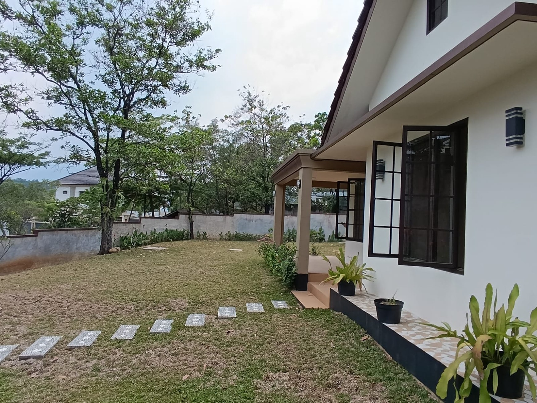 RUMAH DIJUAL SIAP HUNI POSISI HOEK KOMPLEK LAKESIDE HOME SENTUL CITY