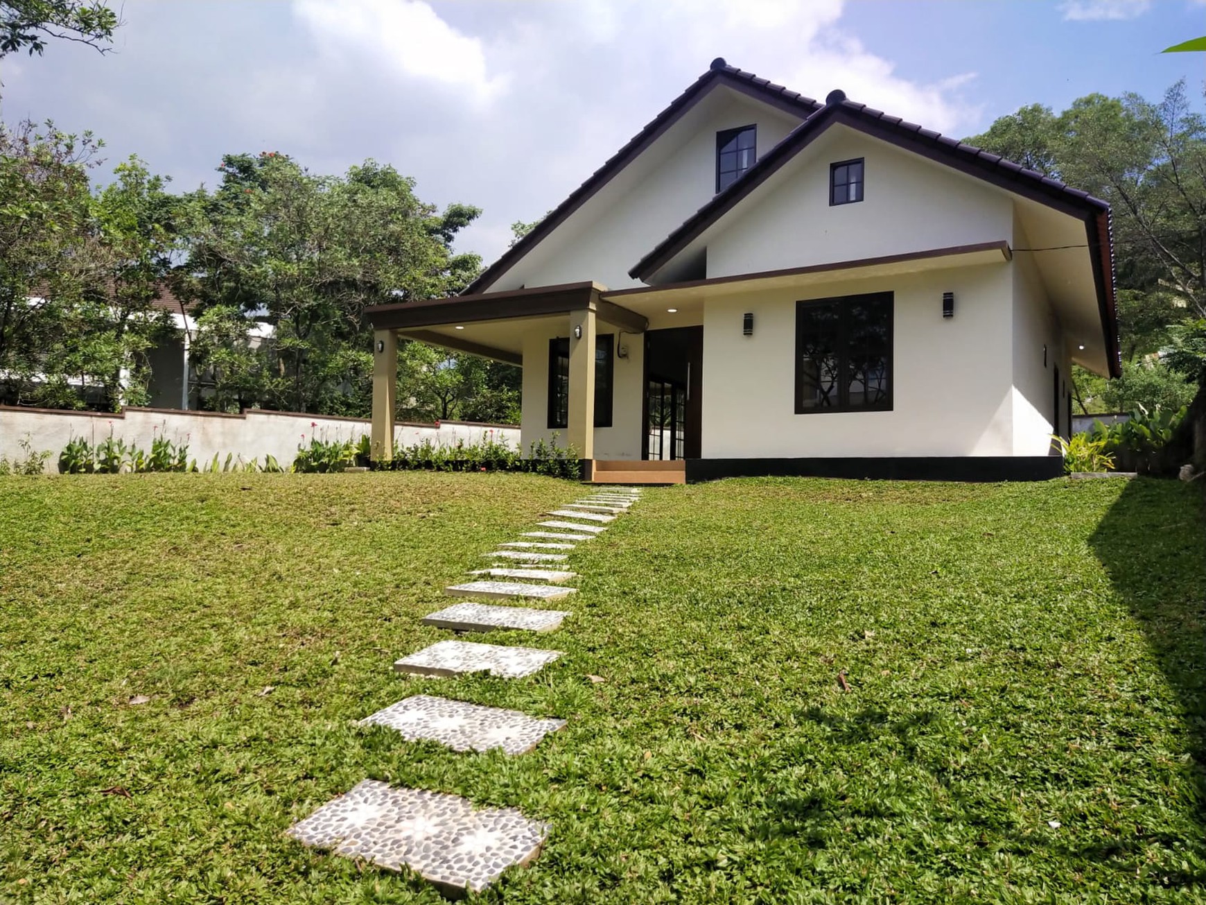 RUMAH DIJUAL SIAP HUNI POSISI HOEK KOMPLEK LAKESIDE HOME SENTUL CITY