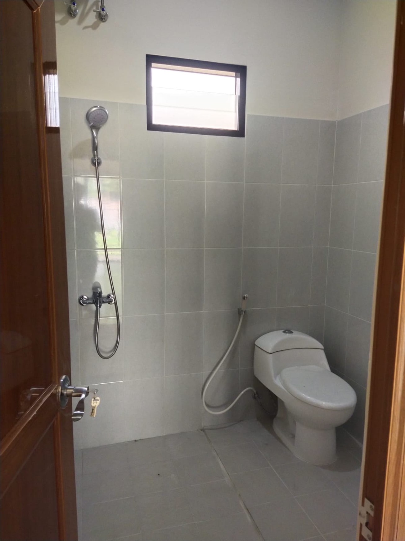 RUMAH DIJUAL SIAP HUNI POSISI HOEK KOMPLEK LAKESIDE HOME SENTUL CITY