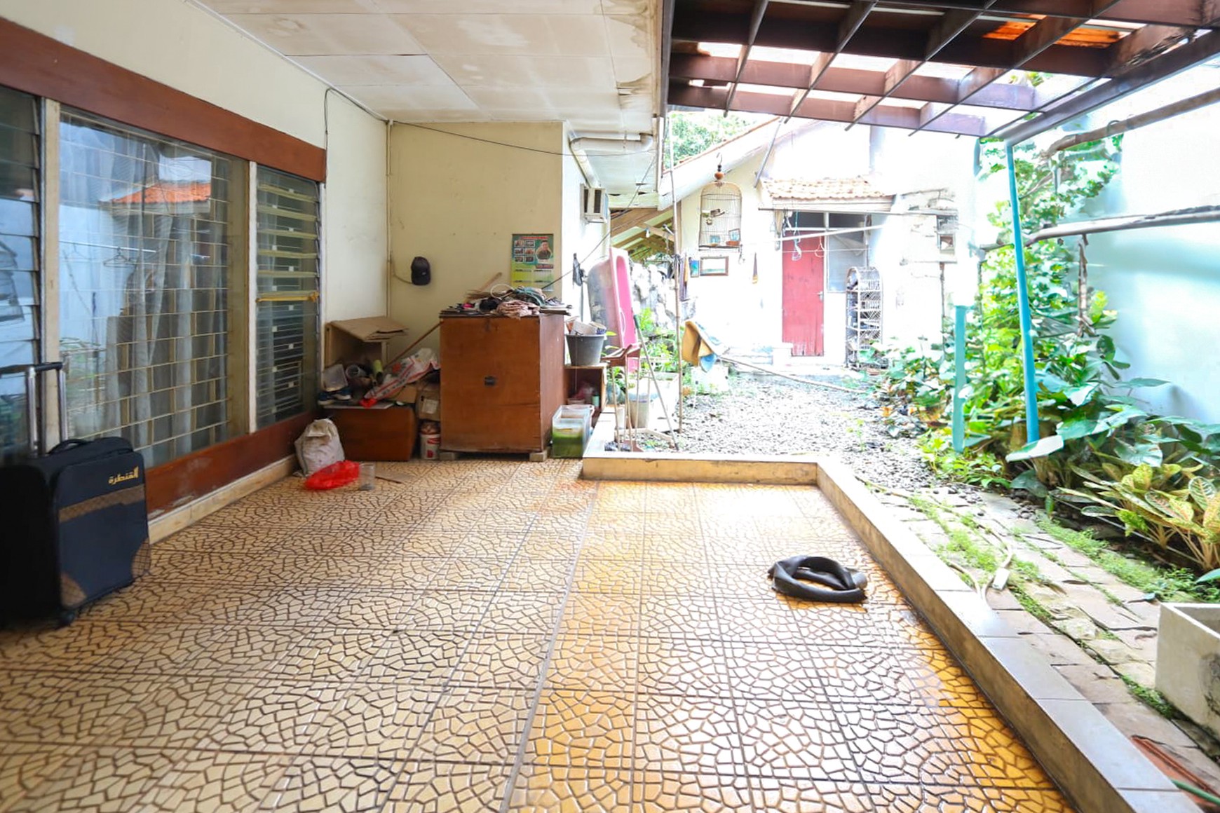 RUMAH KLASIK HALAMAN LUAS DI CILANDAK, DEKAT MRT, AKSES MUDAH KE PONDOK INDAH, KEBAYORAN BARU