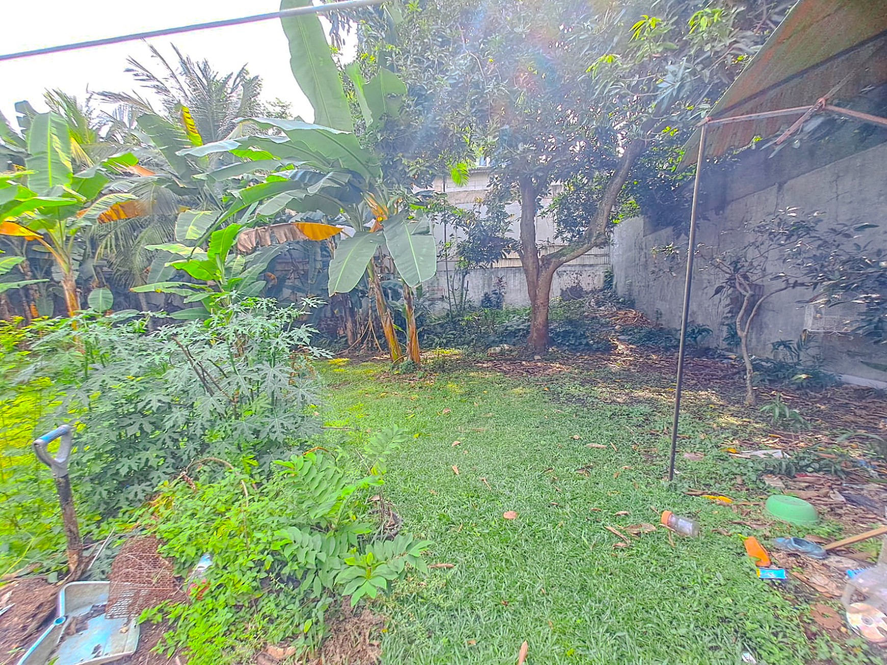 RUMAH KLASIK HALAMAN LUAS DI CILANDAK, DEKAT MRT, AKSES MUDAH KE PONDOK INDAH, KEBAYORAN BARU