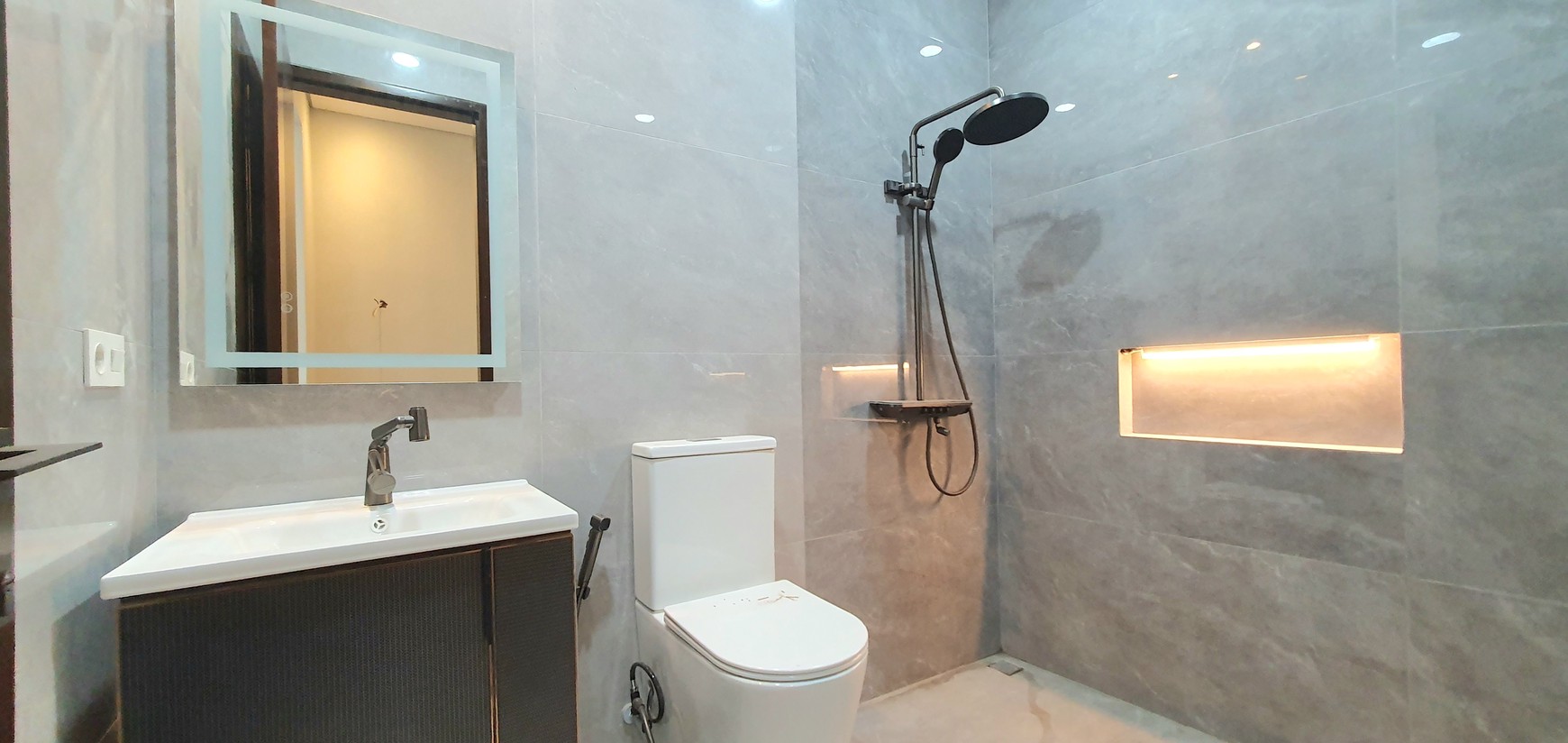 Rumah 100% Brand New di cluster Cempaka Putih Tengah. Modern minimalis.
