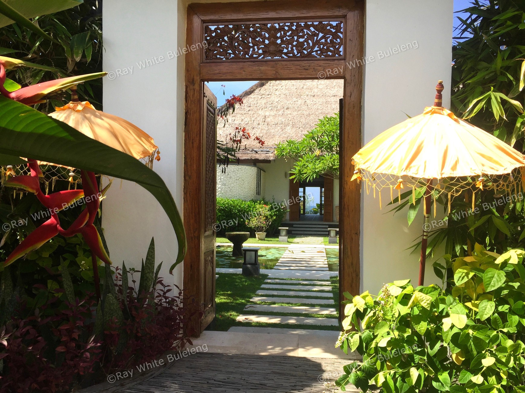 Beachfront Luxury Villa with Expansive Ocean Views - Expansive Estate with Modern Elegance