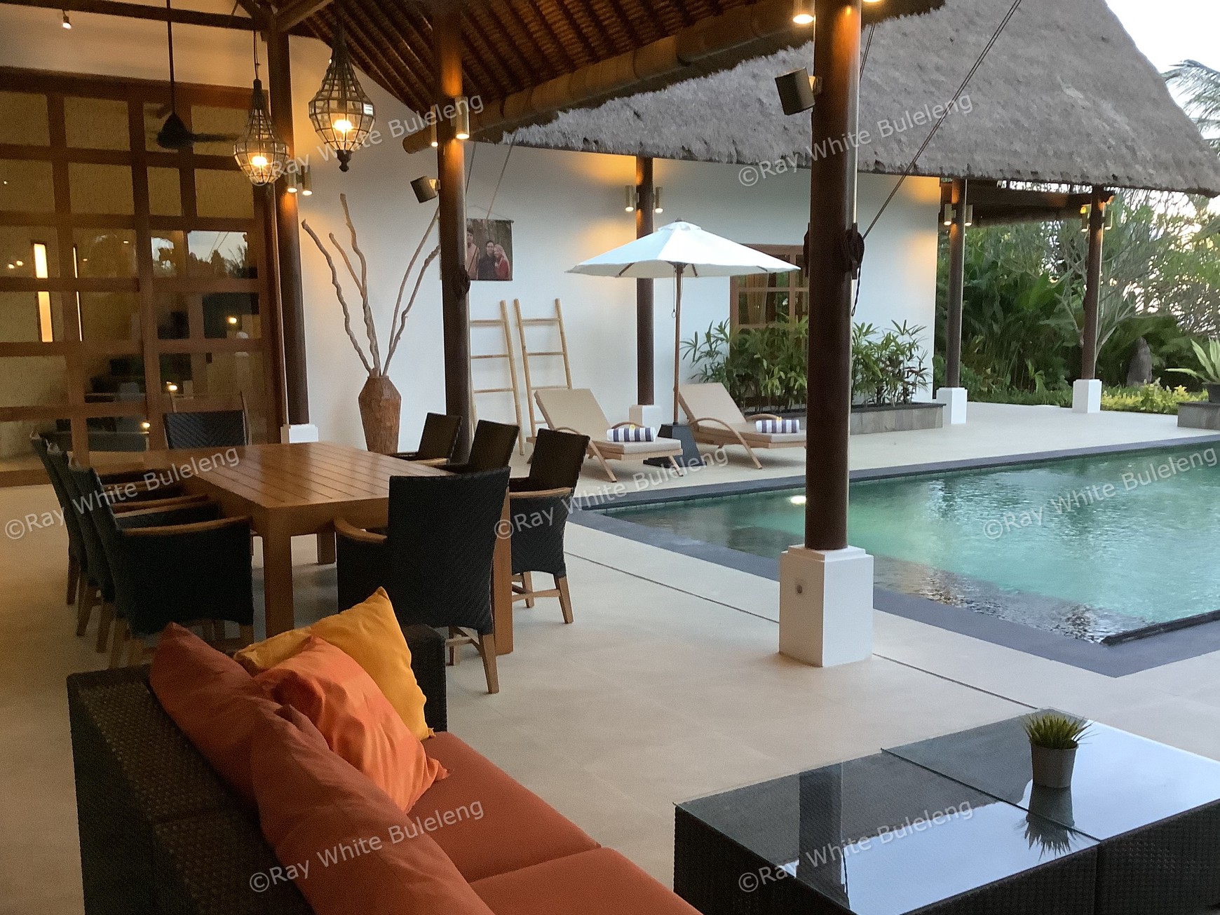 Beachfront Luxury Villa with Expansive Ocean Views - Expansive Estate with Modern Elegance
