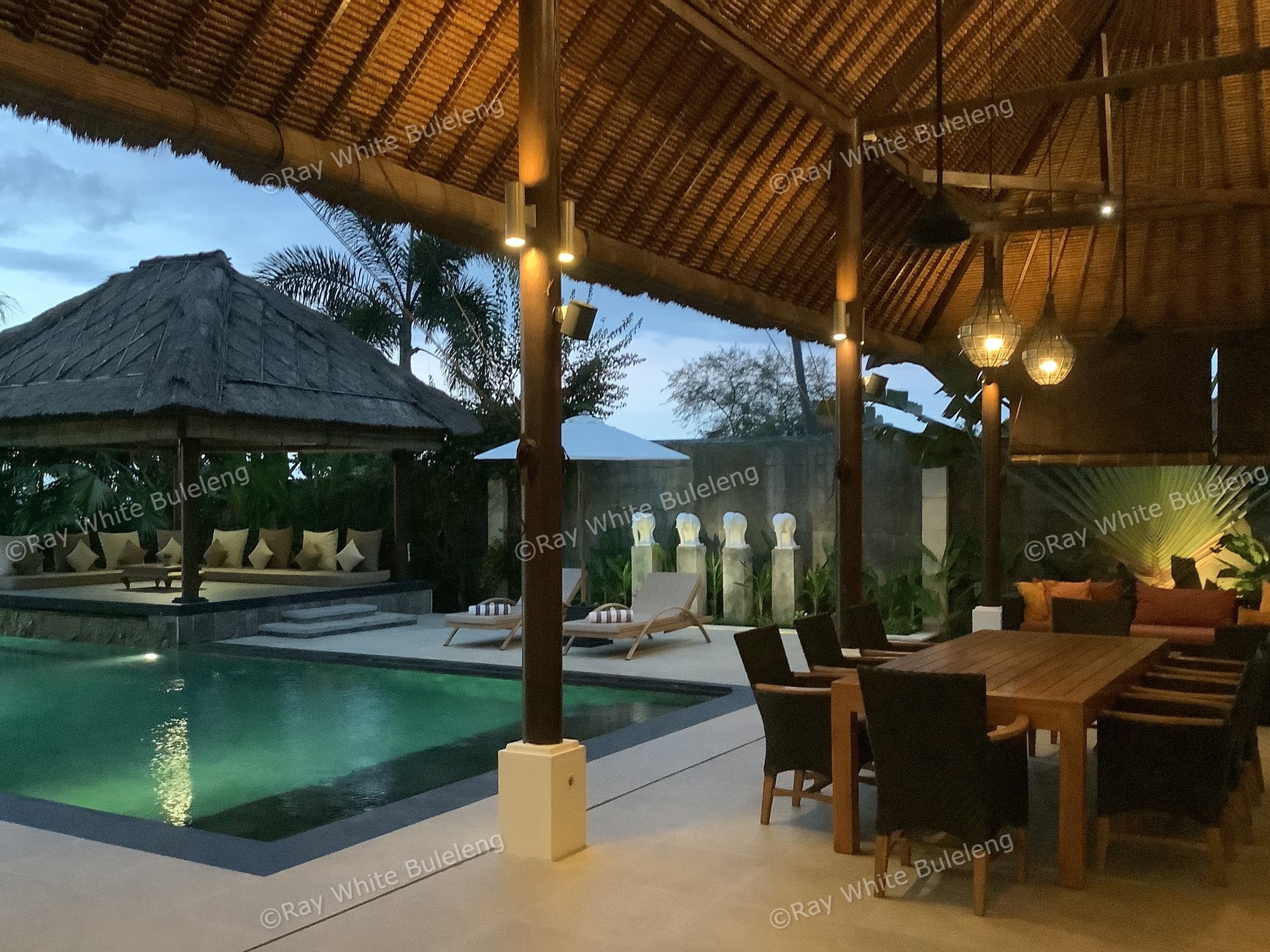 Beachfront Luxury Villa with Expansive Ocean Views - Expansive Estate with Modern Elegance