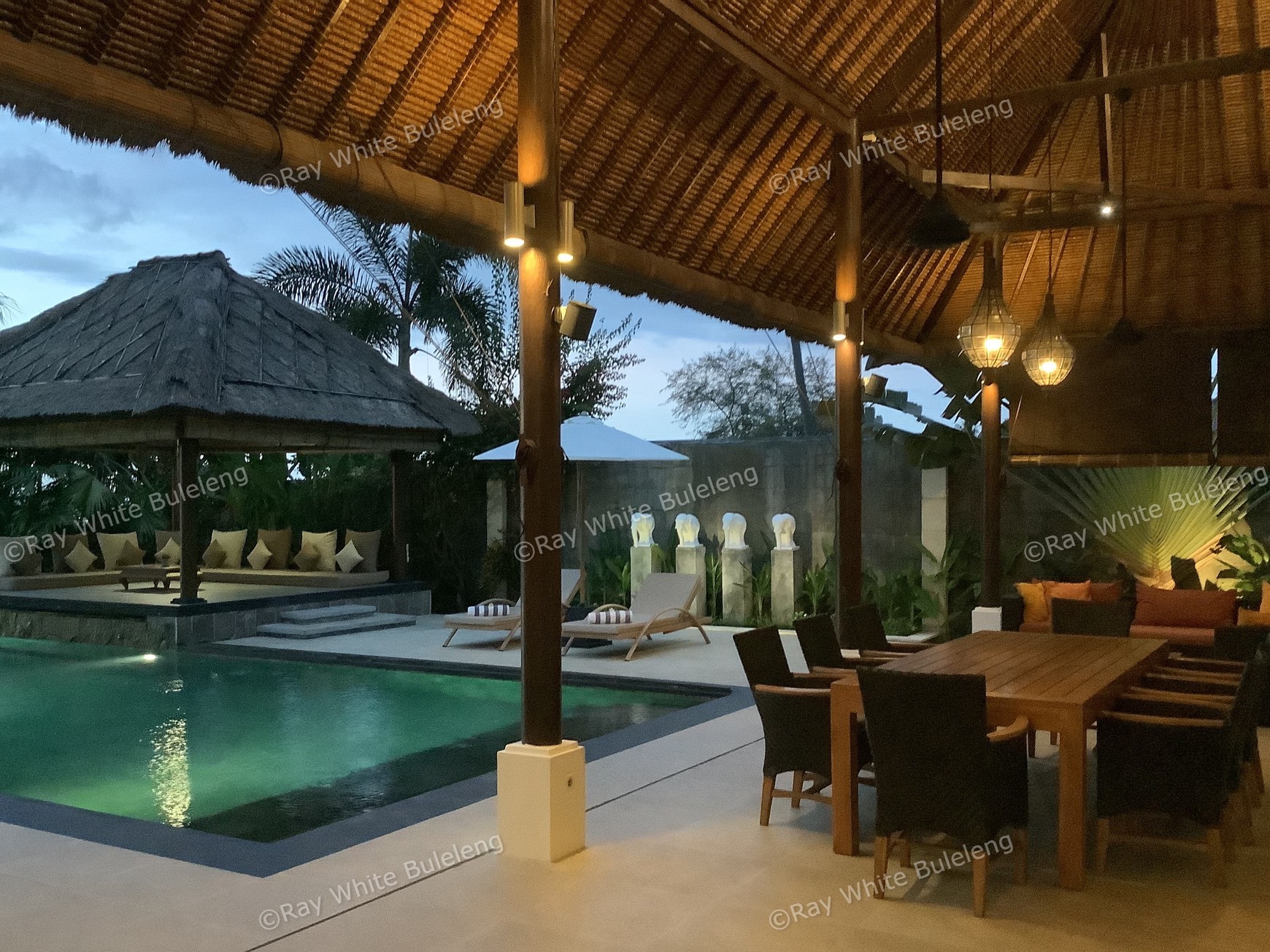 Beachfront Luxury Villa with Expansive Ocean Views - Expansive Estate with Modern Elegance